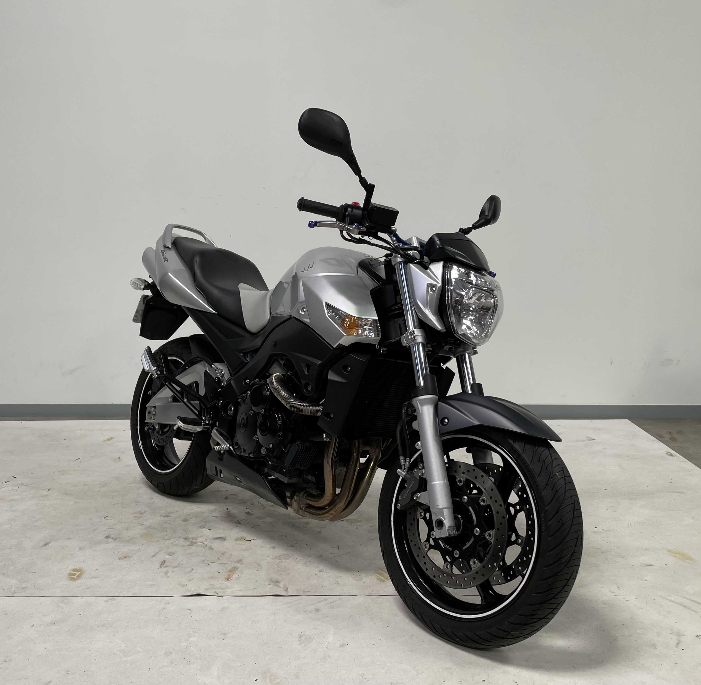 Suzuki GSR600 2007 HD vue 3/4 droite