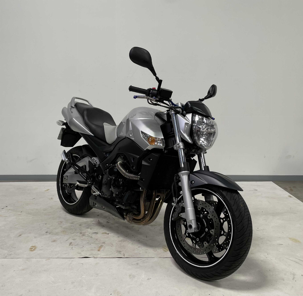 Suzuki GSR600 2007 vue 3/4 droite