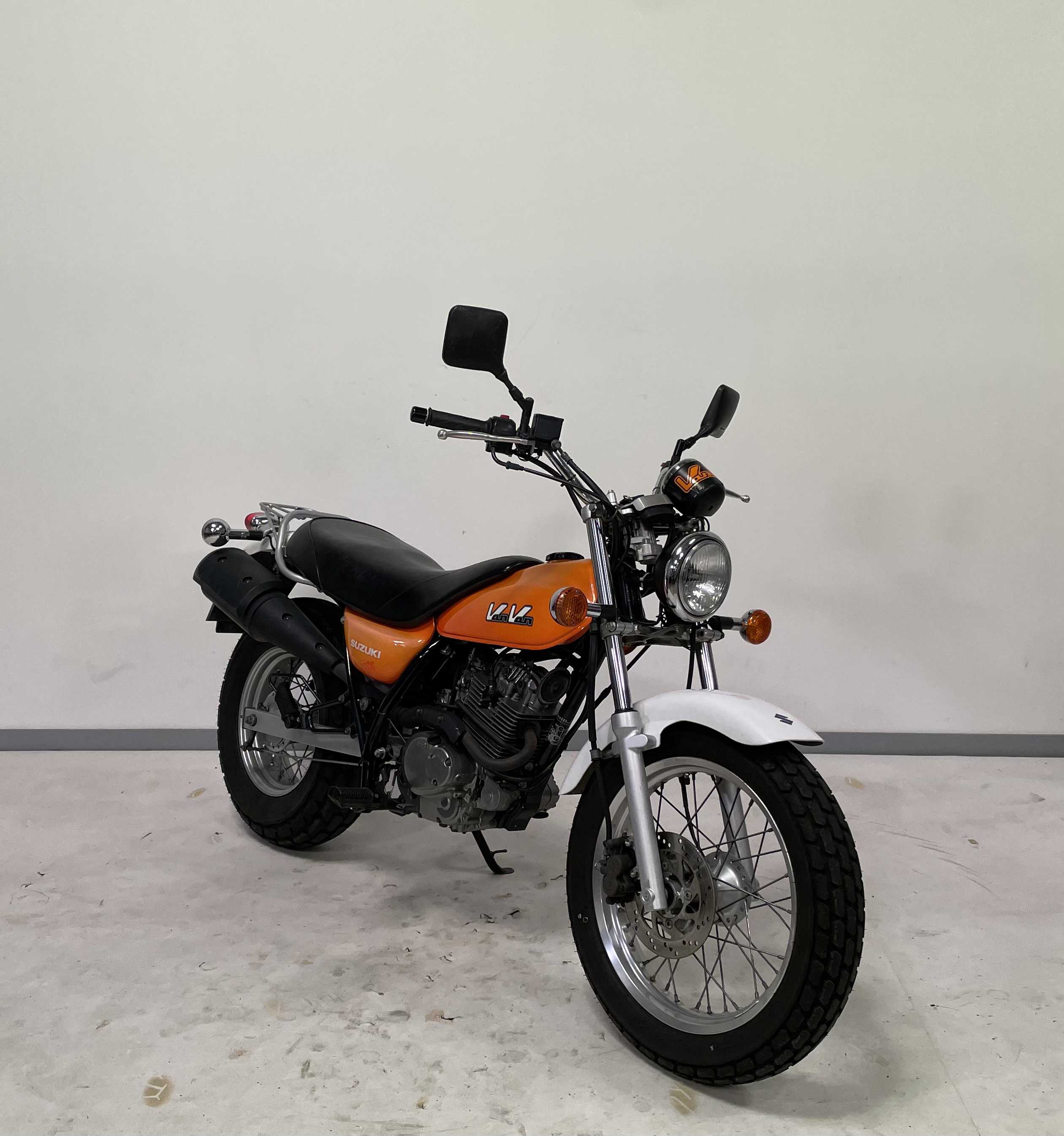 Suzuki RV 125 VanVan 2004 HD vue 3/4 droite