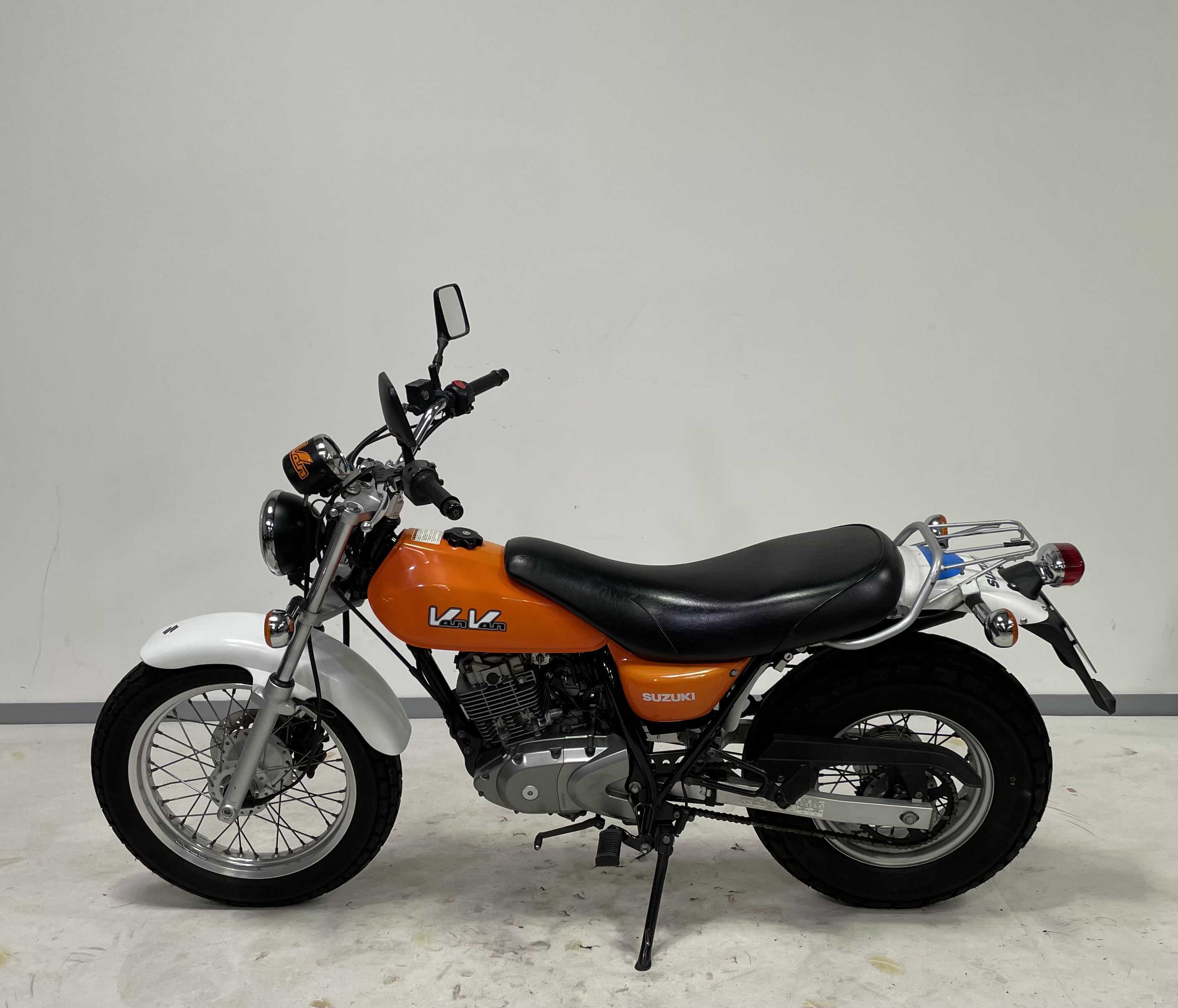 Suzuki RV 125 VanVan 2004 HD vue gauche