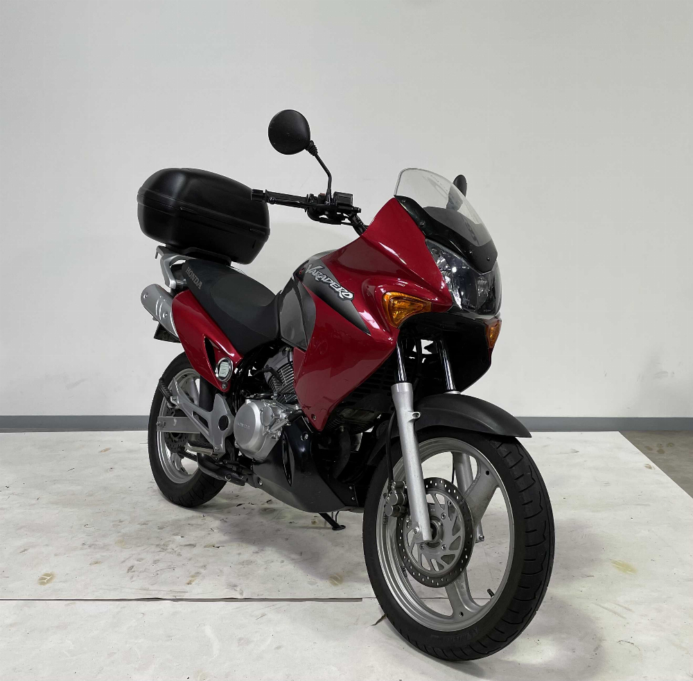 Honda XL 125 V Varadero 2004 vue 3/4 droite