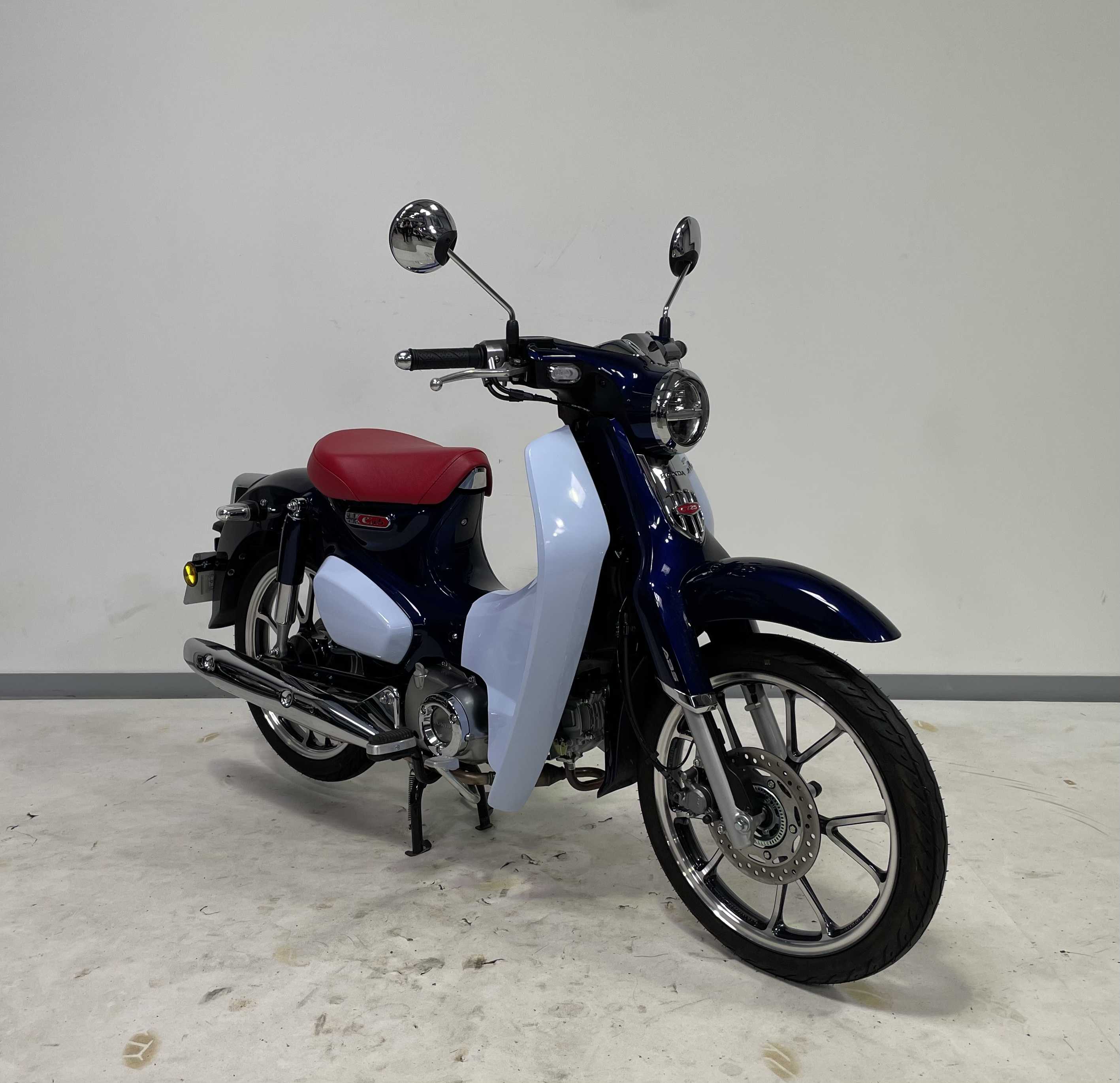 Honda C 125 A Super Club 2020 HD vue 3/4 droite