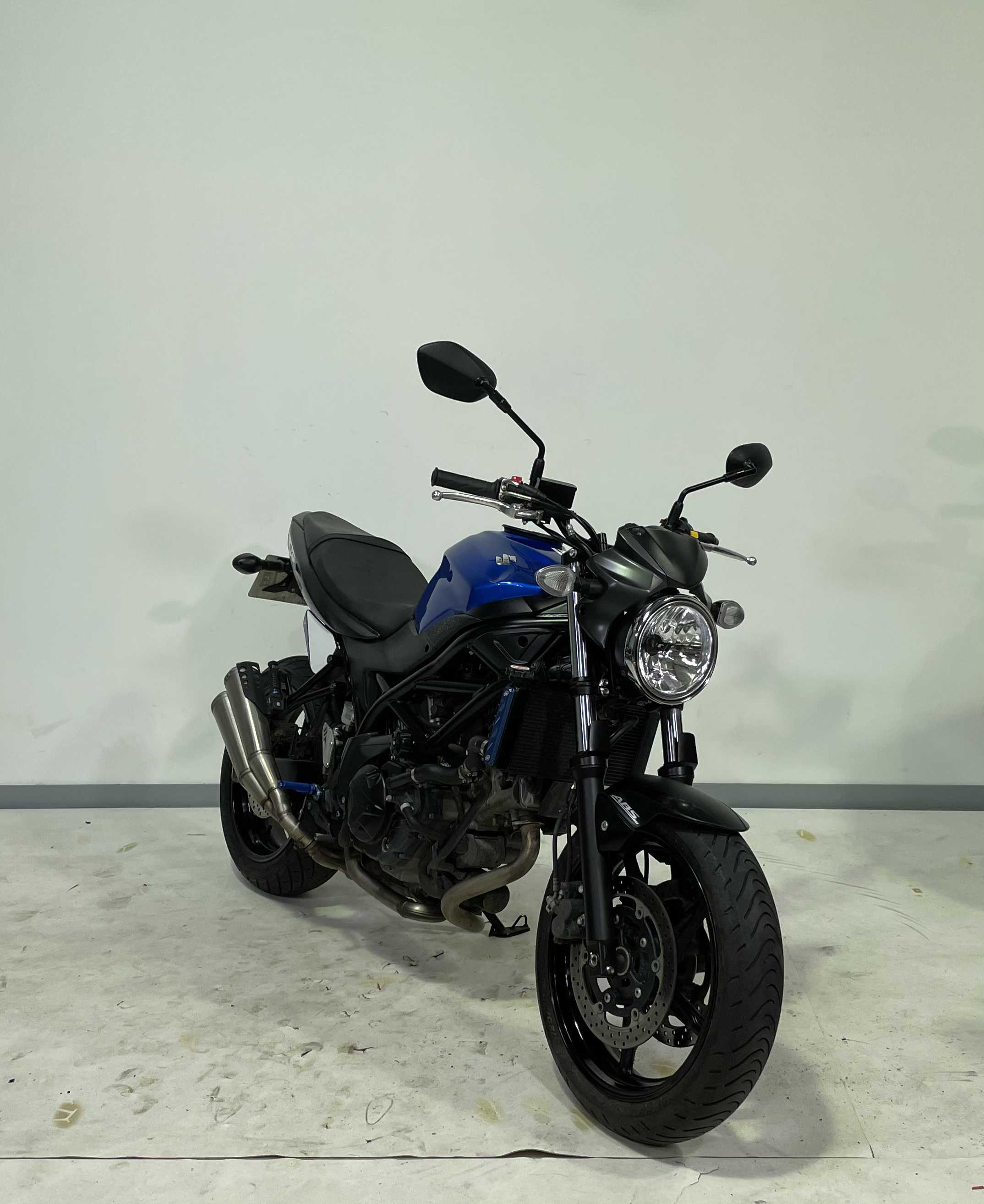 Suzuki SV 650 Café Racer 2017 HD vue 3/4 droite