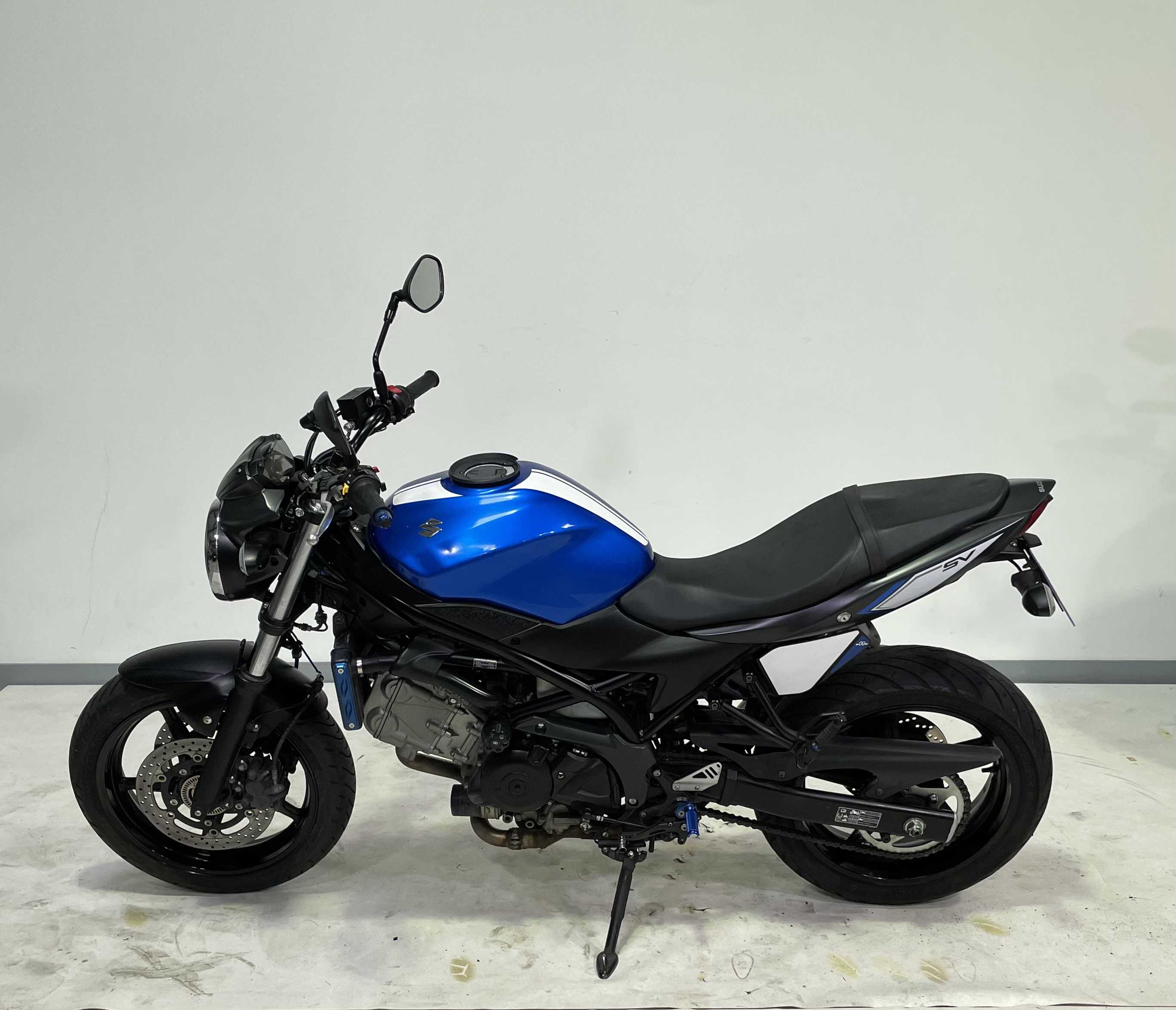 Suzuki SV 650 Café Racer 2017 HD vue gauche