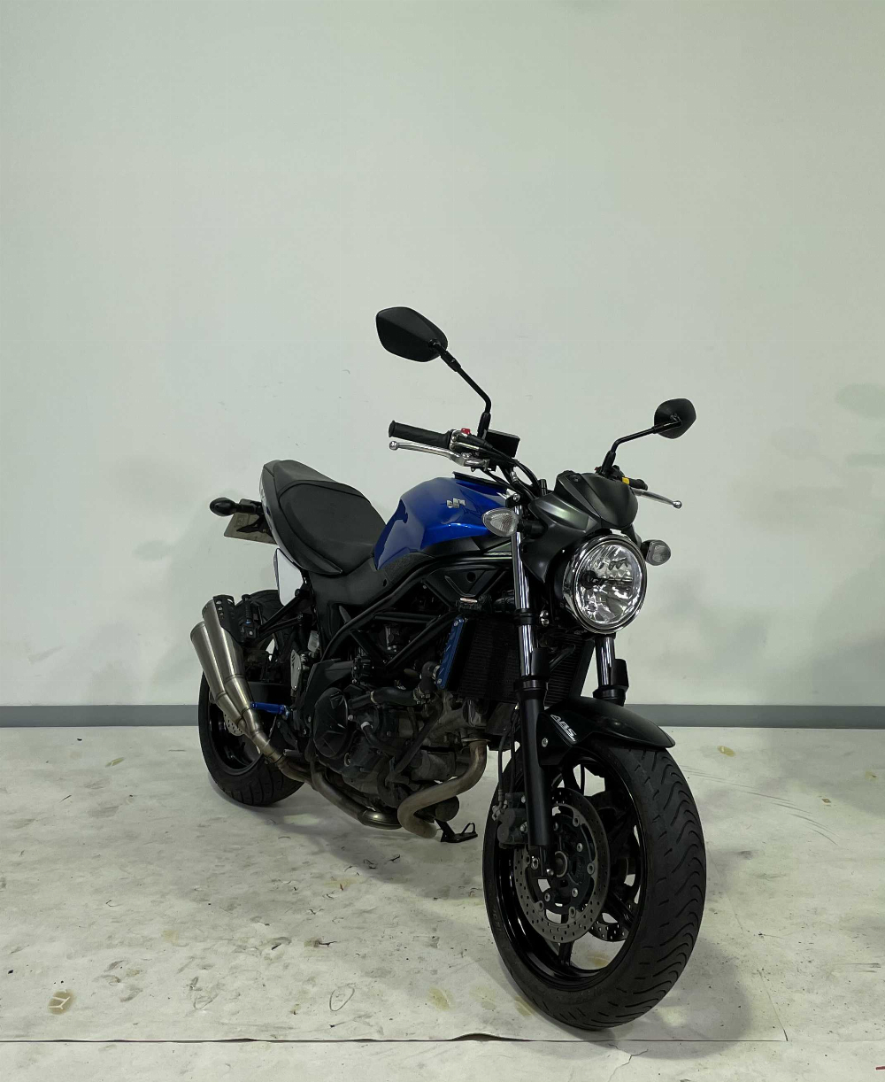 Suzuki SV 650 Café Racer 2017 vue 3/4 droite