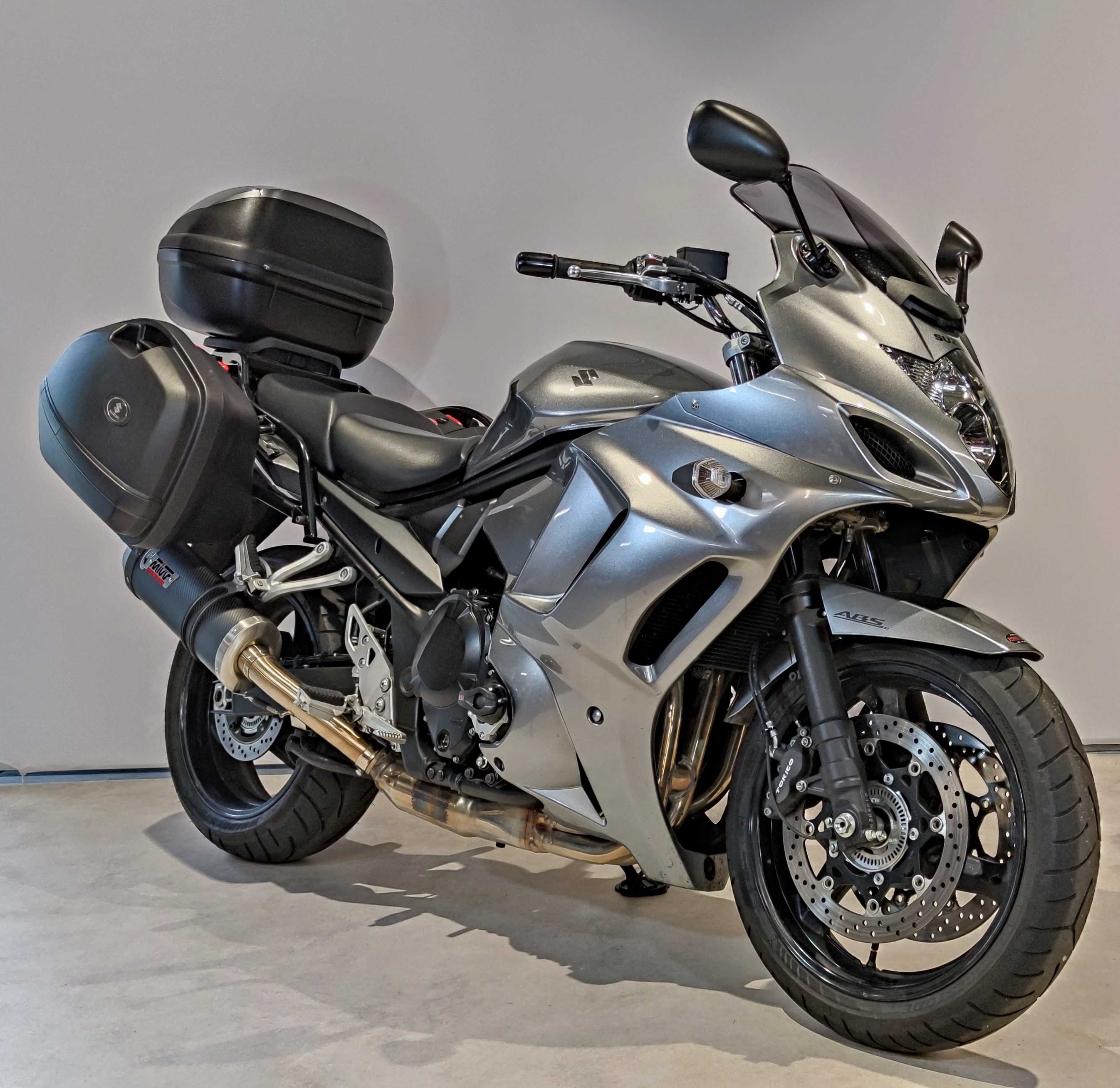 Suzuki GSX 1250 FA GT 2011 HD vue 3/4 droite