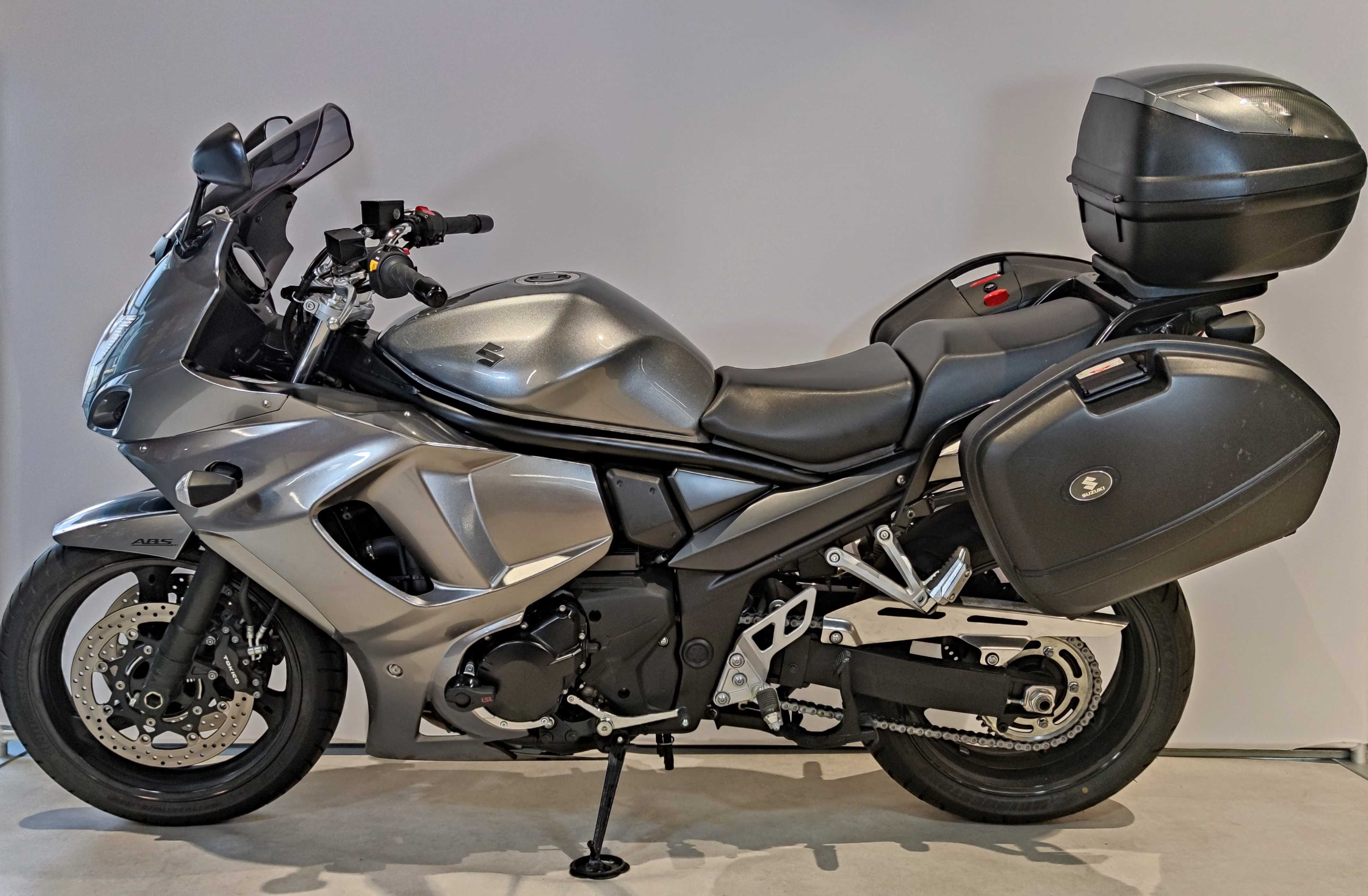 Suzuki GSX 1250 FA GT 2011 HD vue gauche