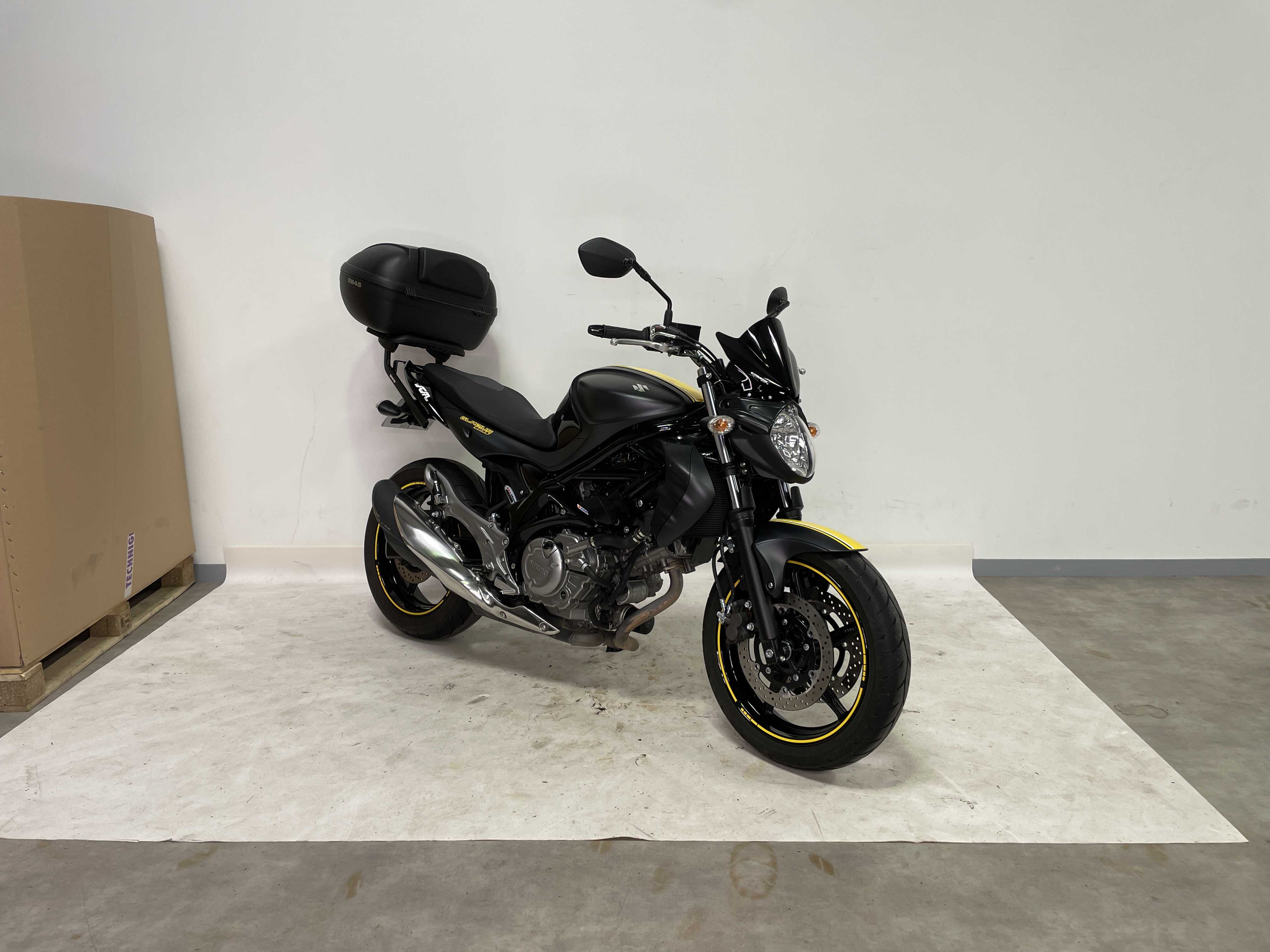 Suzuki SFV650Gladius 2015 HD vue 3/4 droite