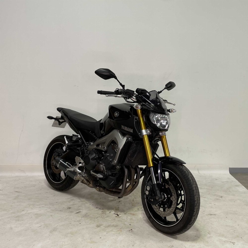 Yamaha MT-09 850 2014 vue 3/4 droite