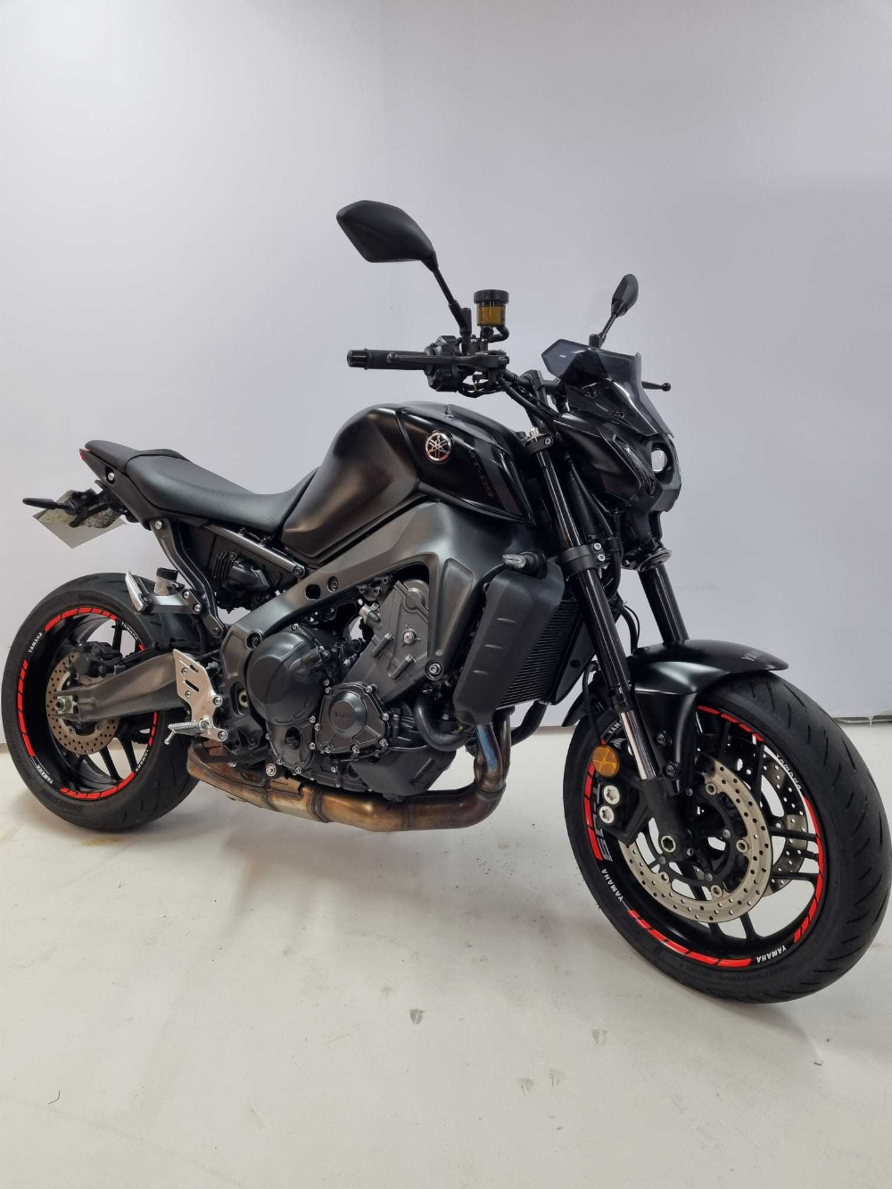 Yamaha MT09 900 TECH BLACK 2021 vue 3/4 droite