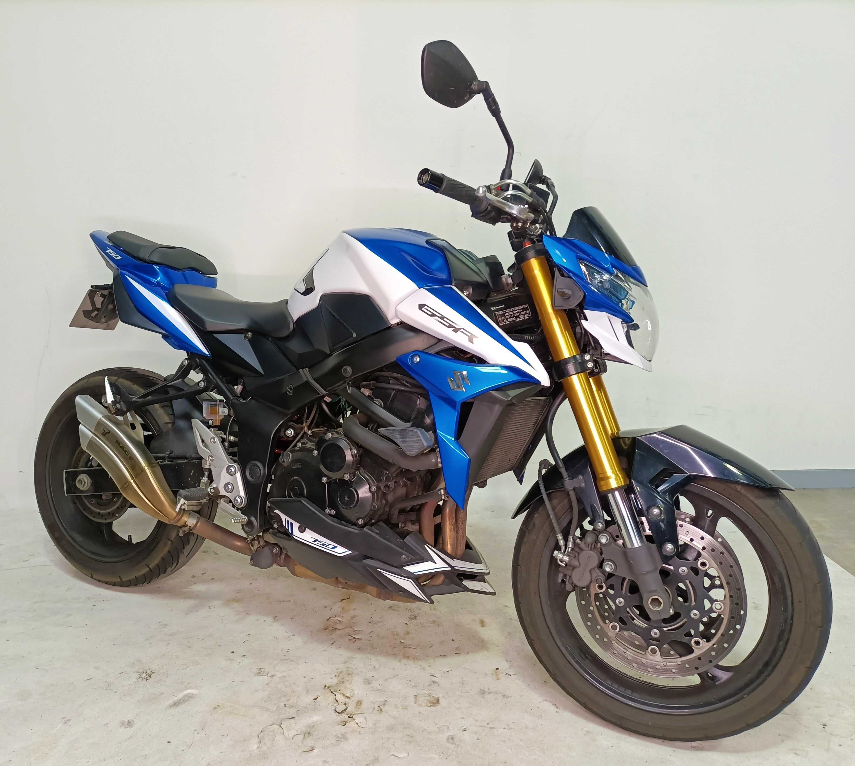 Suzuki GSR750 2014 HD vue 3/4 droite