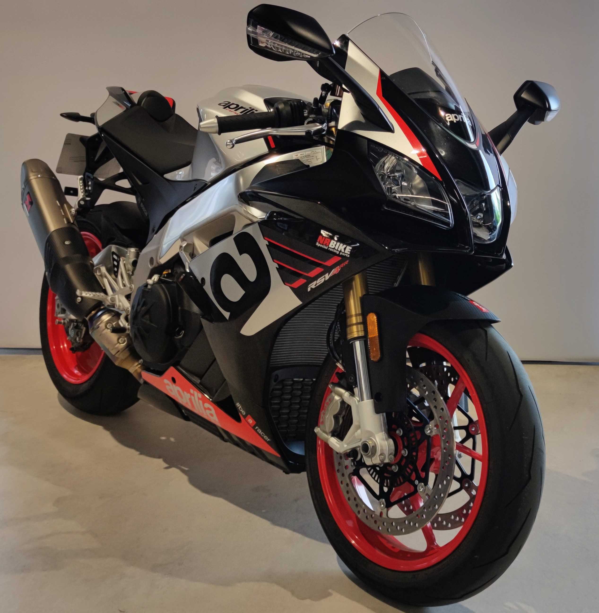 Aprilia RSV4 RR 1000 2020 HD vue 3/4 droite