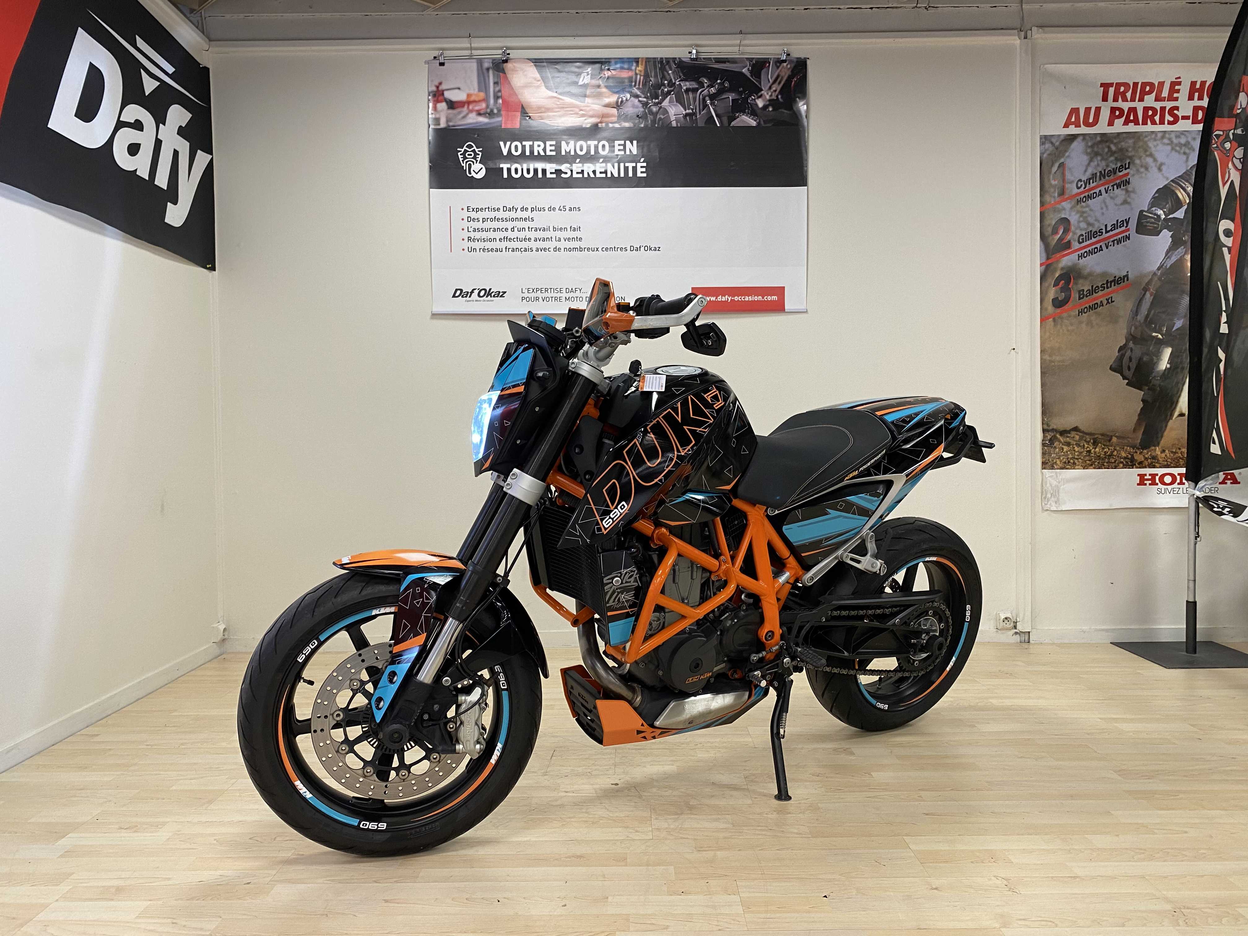 KTM 690 Duke 2012 HD vue 3/4 droite