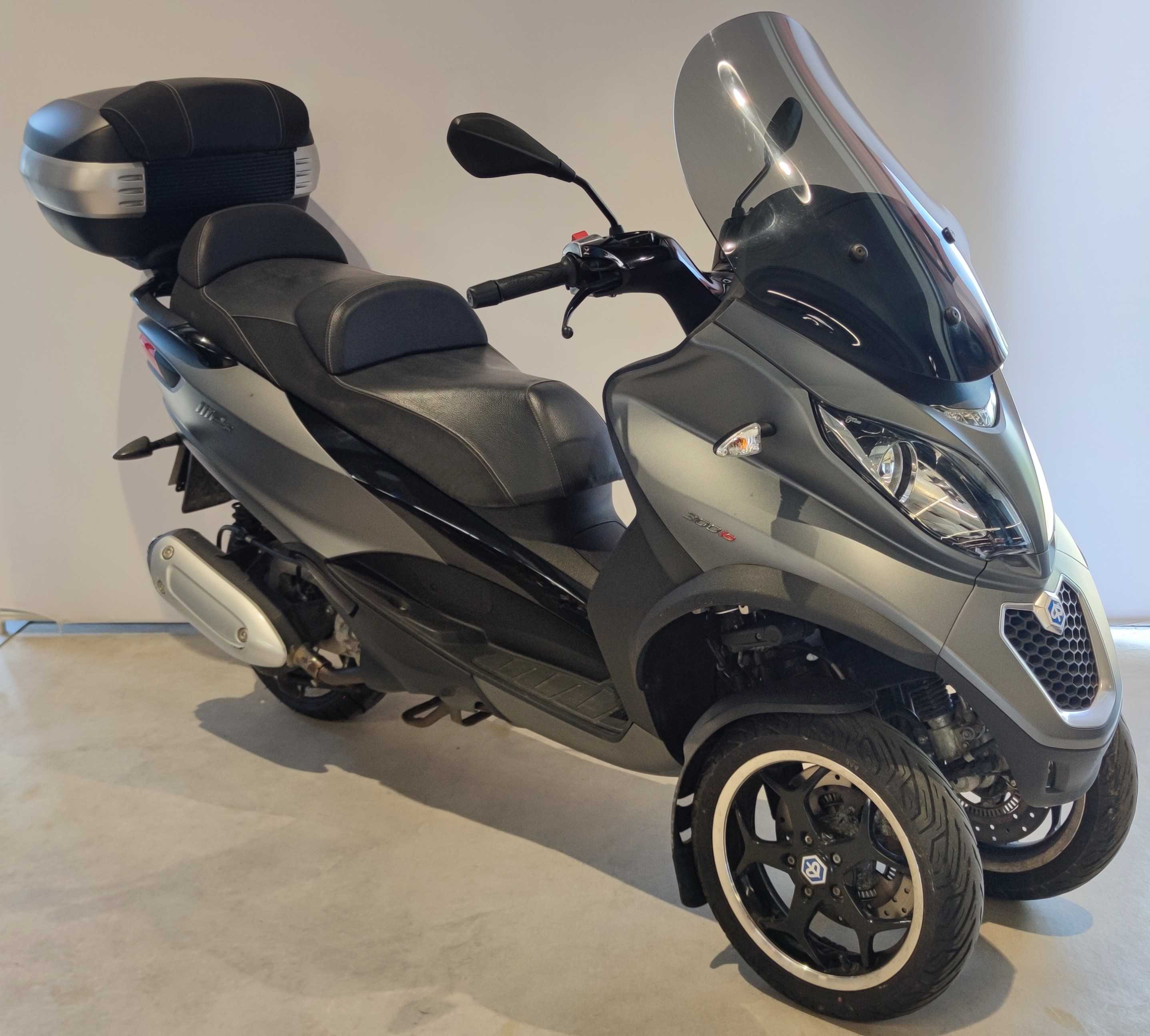 Piaggio MP3 300 LT M86200 2015 HD vue 3/4 droite