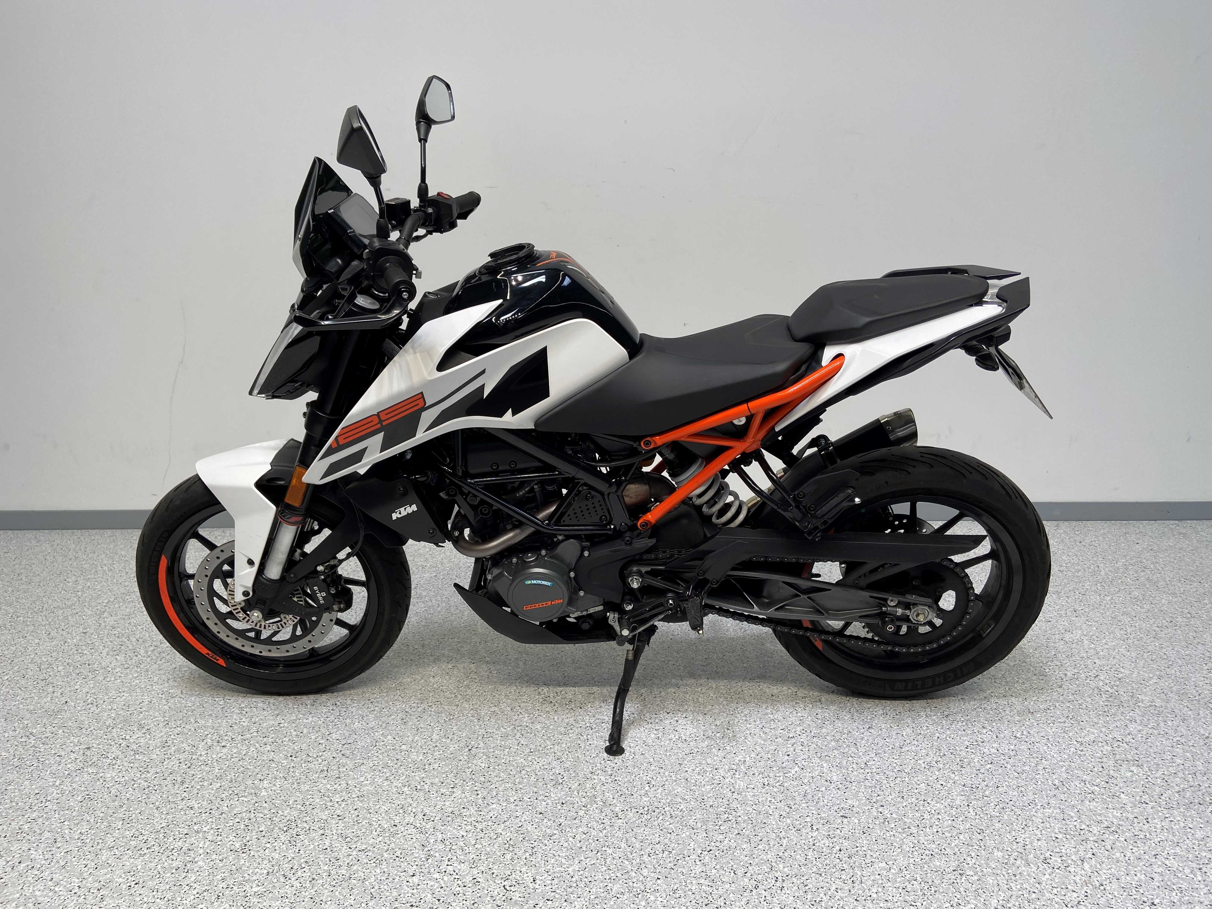 KTM 125 Duke 2020 HD vue gauche