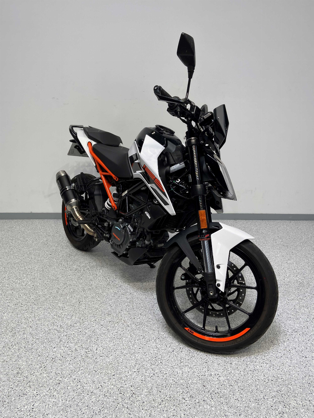 KTM 125 Duke 2020 vue 3/4 droite