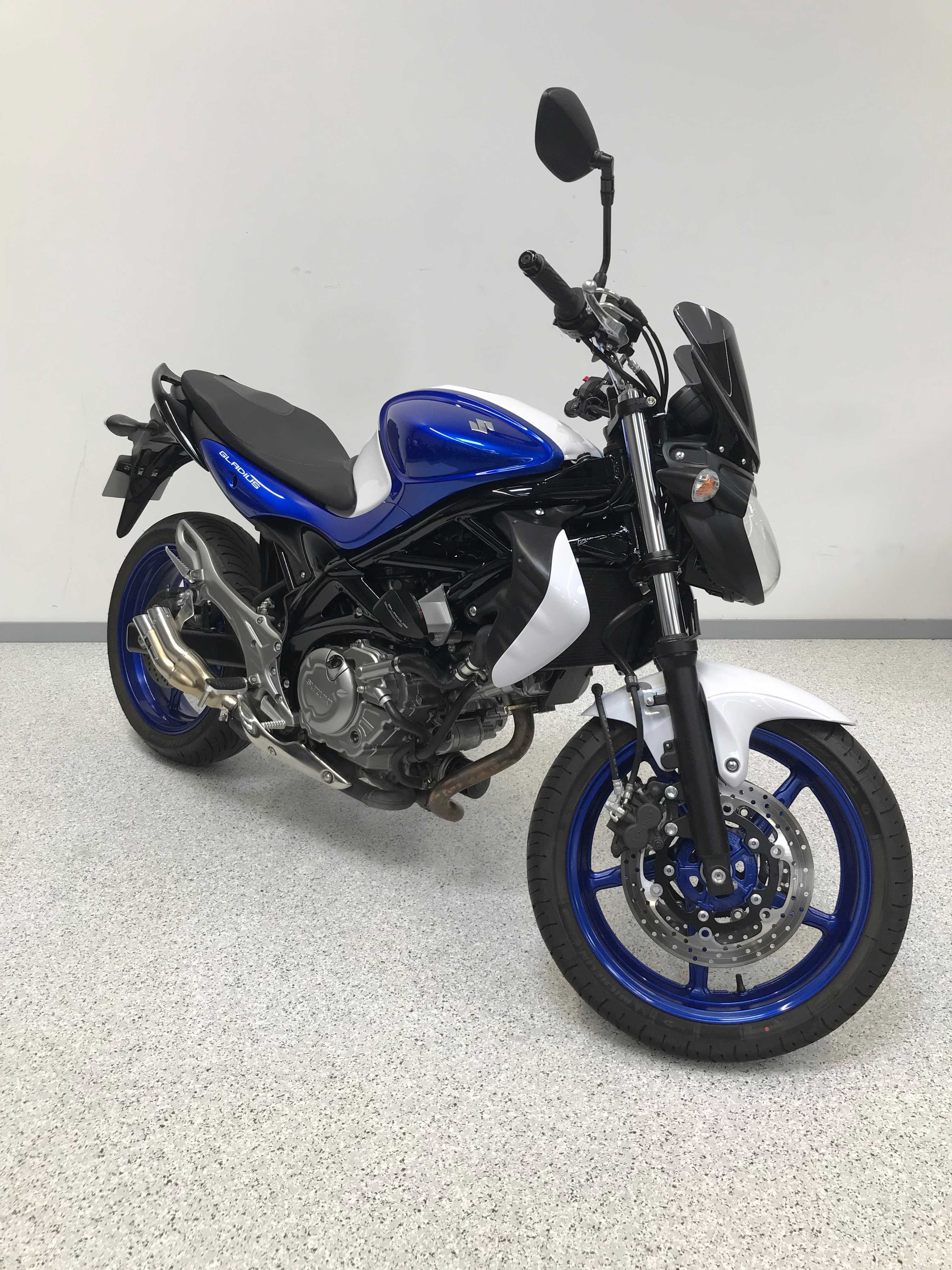 Suzuki SFV 650 Gladius 2013 HD vue 3/4 droite