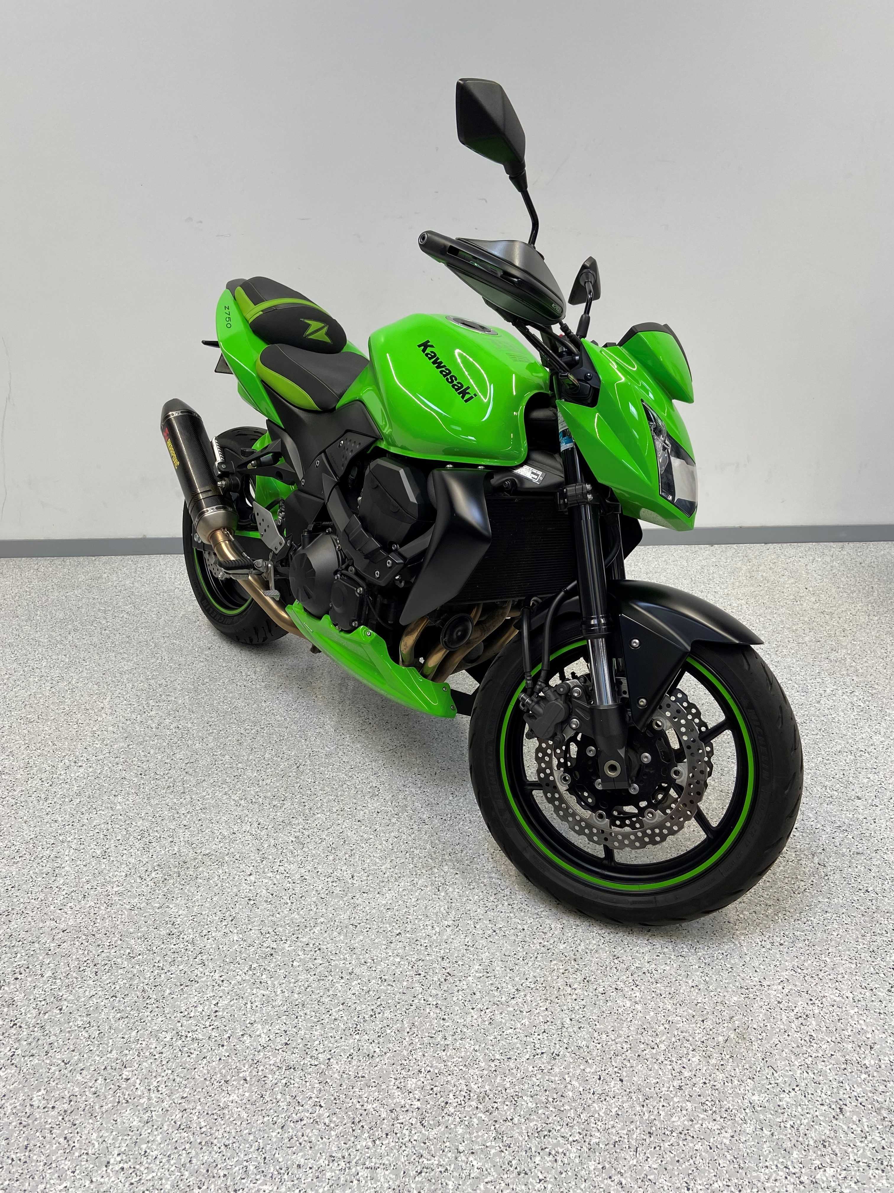 Kawasaki Z 750 (ZR750) 2011 HD vue 3/4 droite