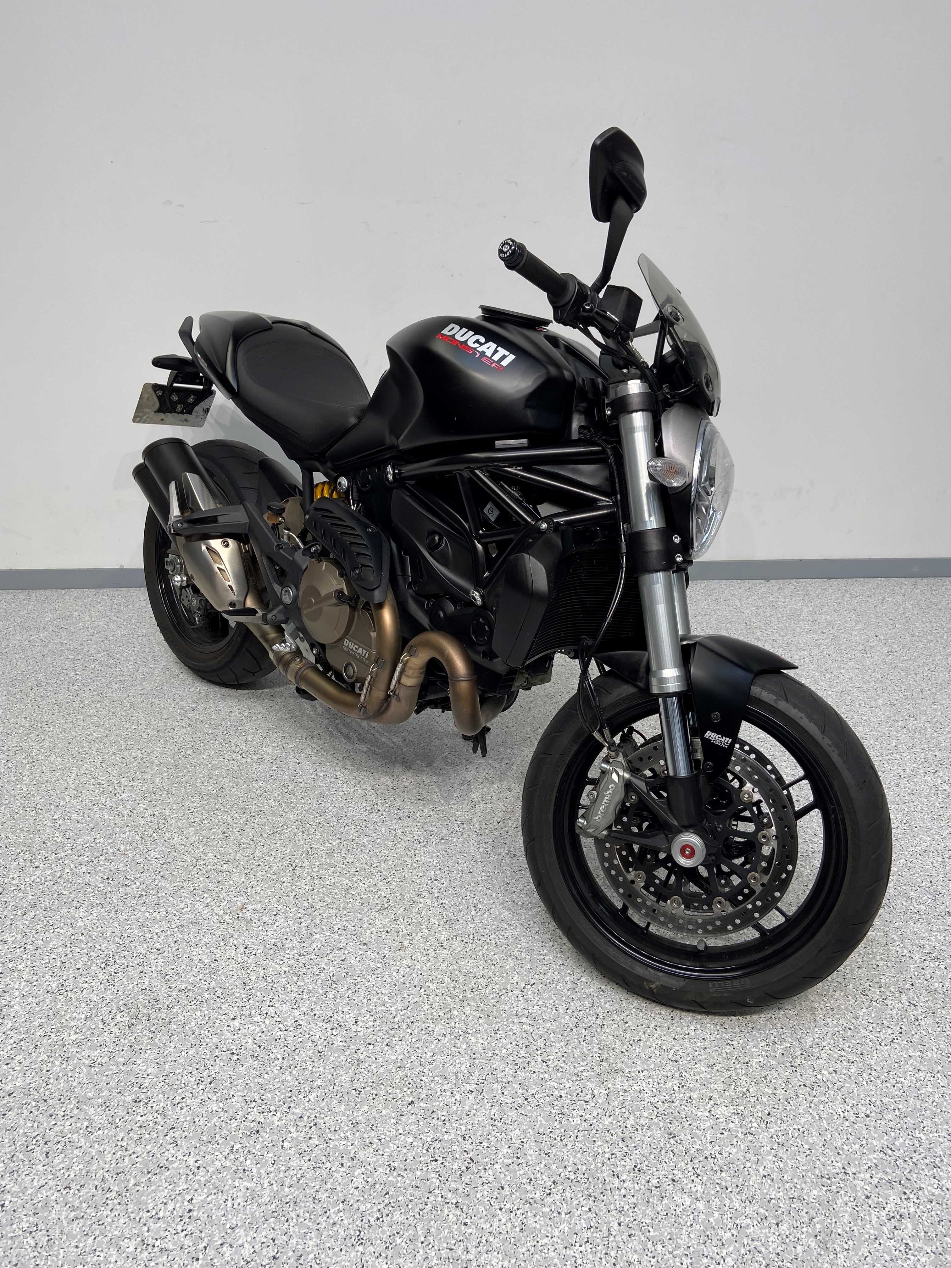 Ducati 821 Monster Dark 2015 HD vue 3/4 droite