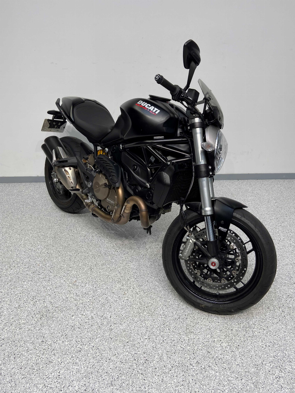 Ducati 821 Monster Dark 2015 vue 3/4 droite