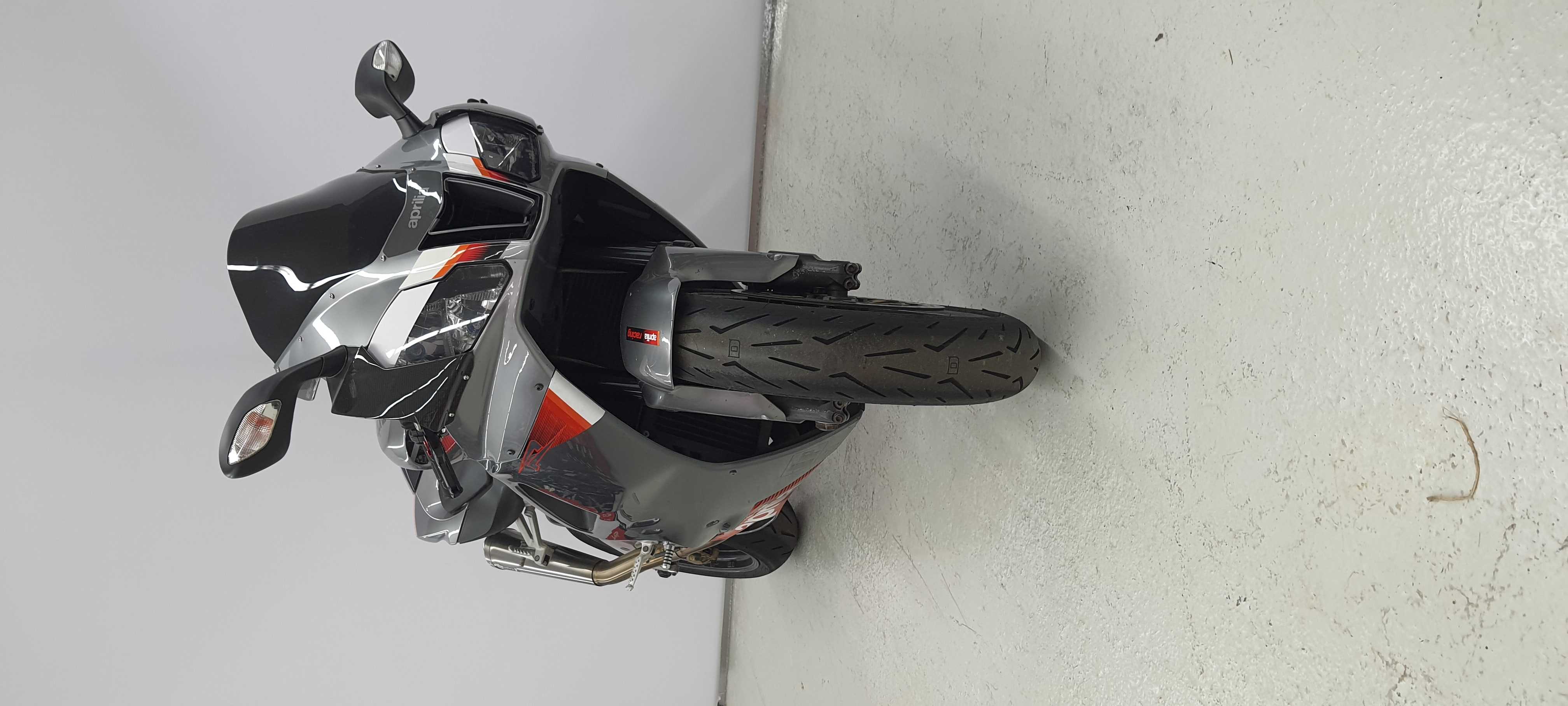 Aprilia RSV-R 1000 2004 HD vue 3/4 droite