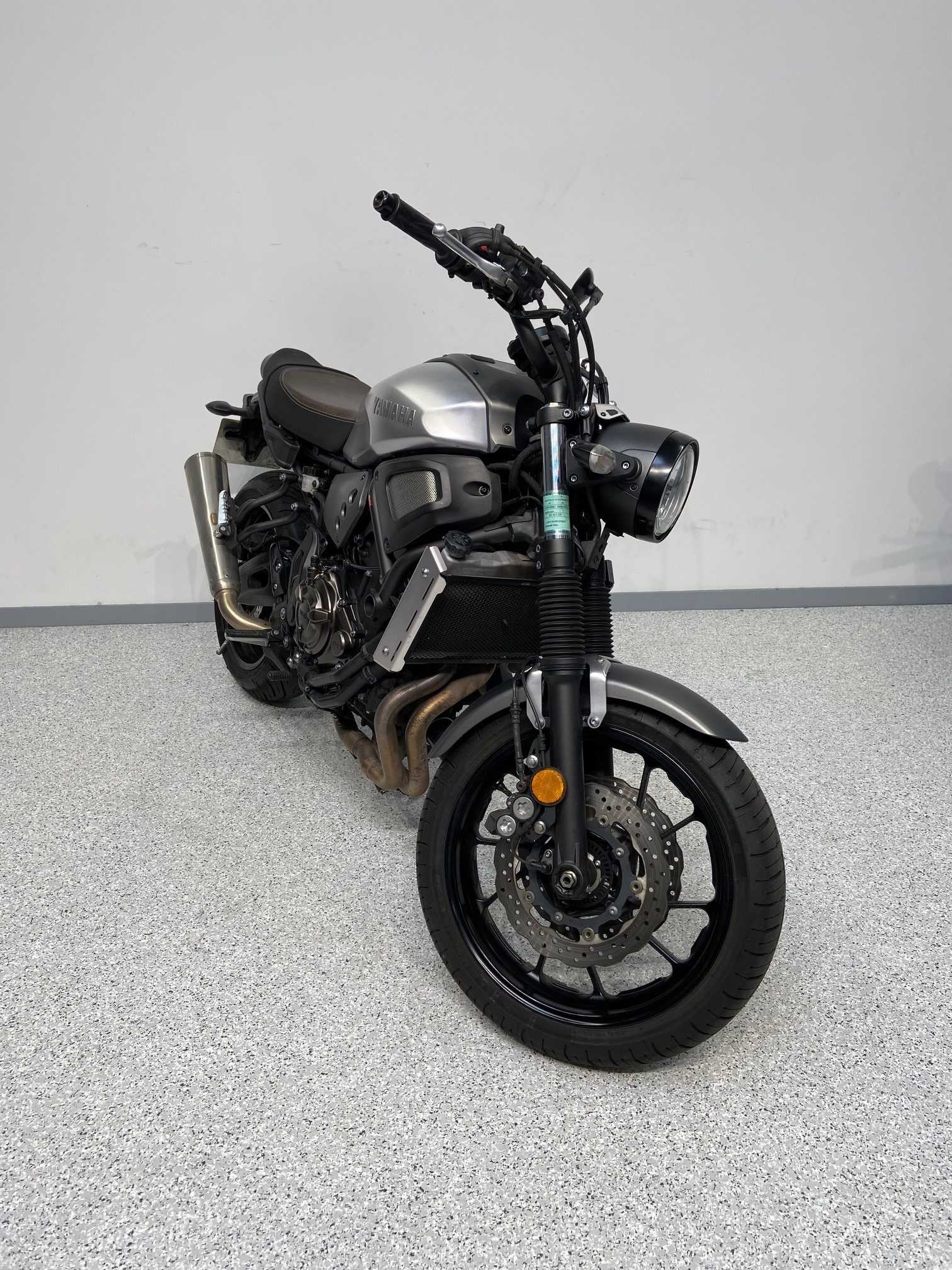 Yamaha XSR 700 2016 HD vue 3/4 droite