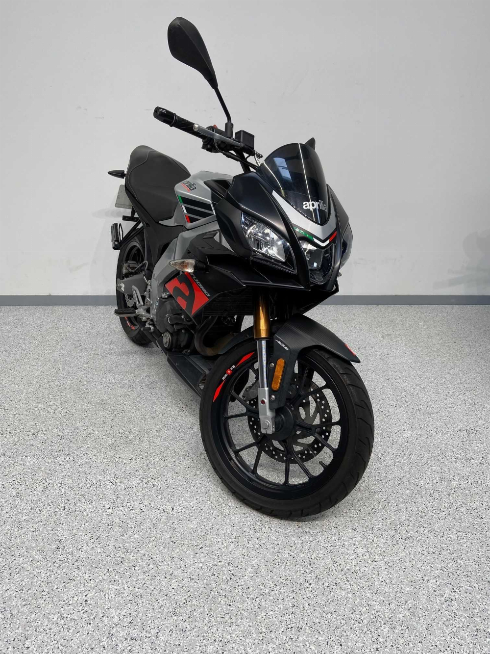 Aprilia Tuono 125 2017 vue 3/4 droite