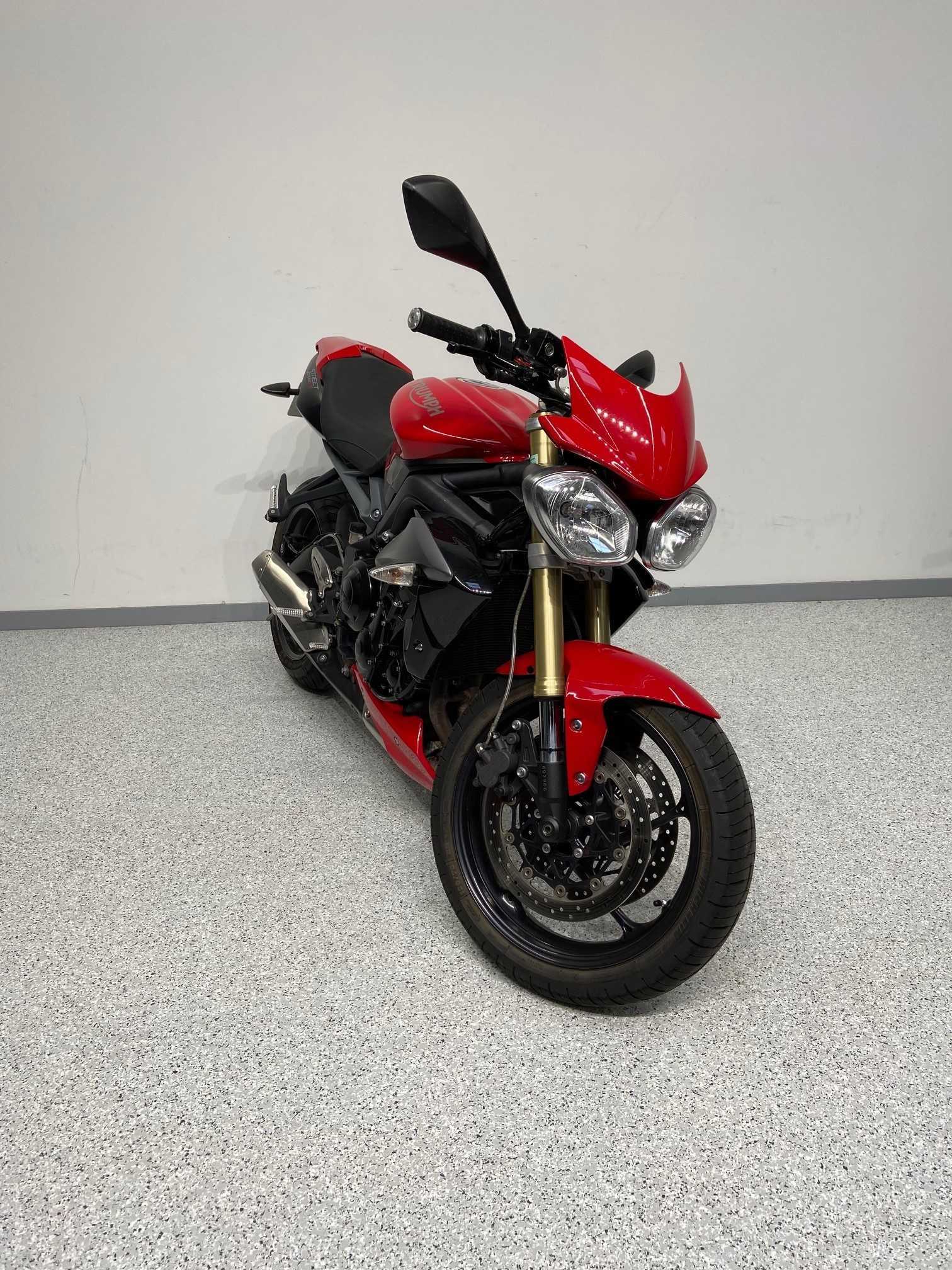 Triumph 675 Street Triple 2015 HD vue 3/4 droite