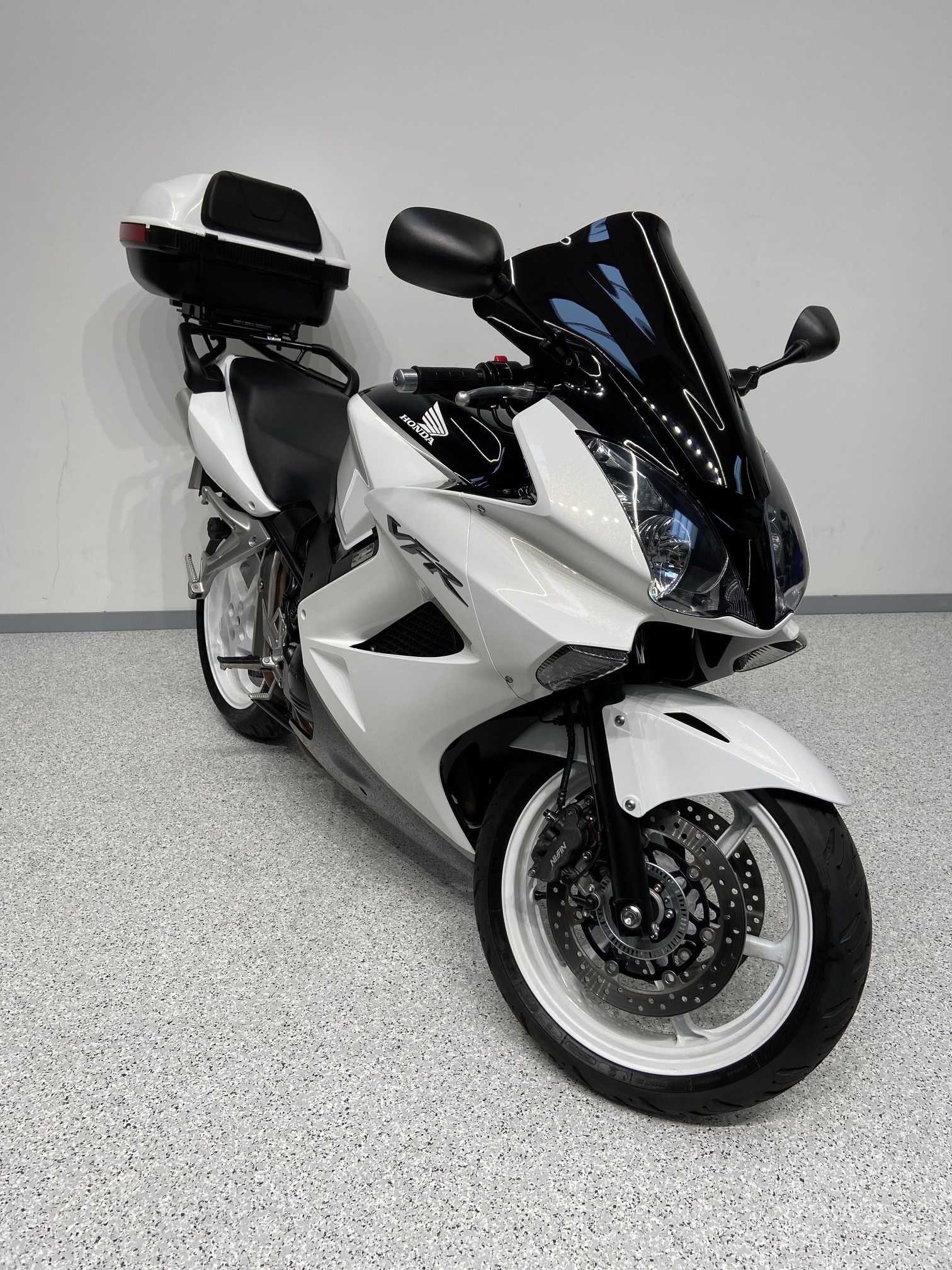 Honda VFR 800 F V-TEC RC46 II ABS 2009 HD vue 3/4 droite
