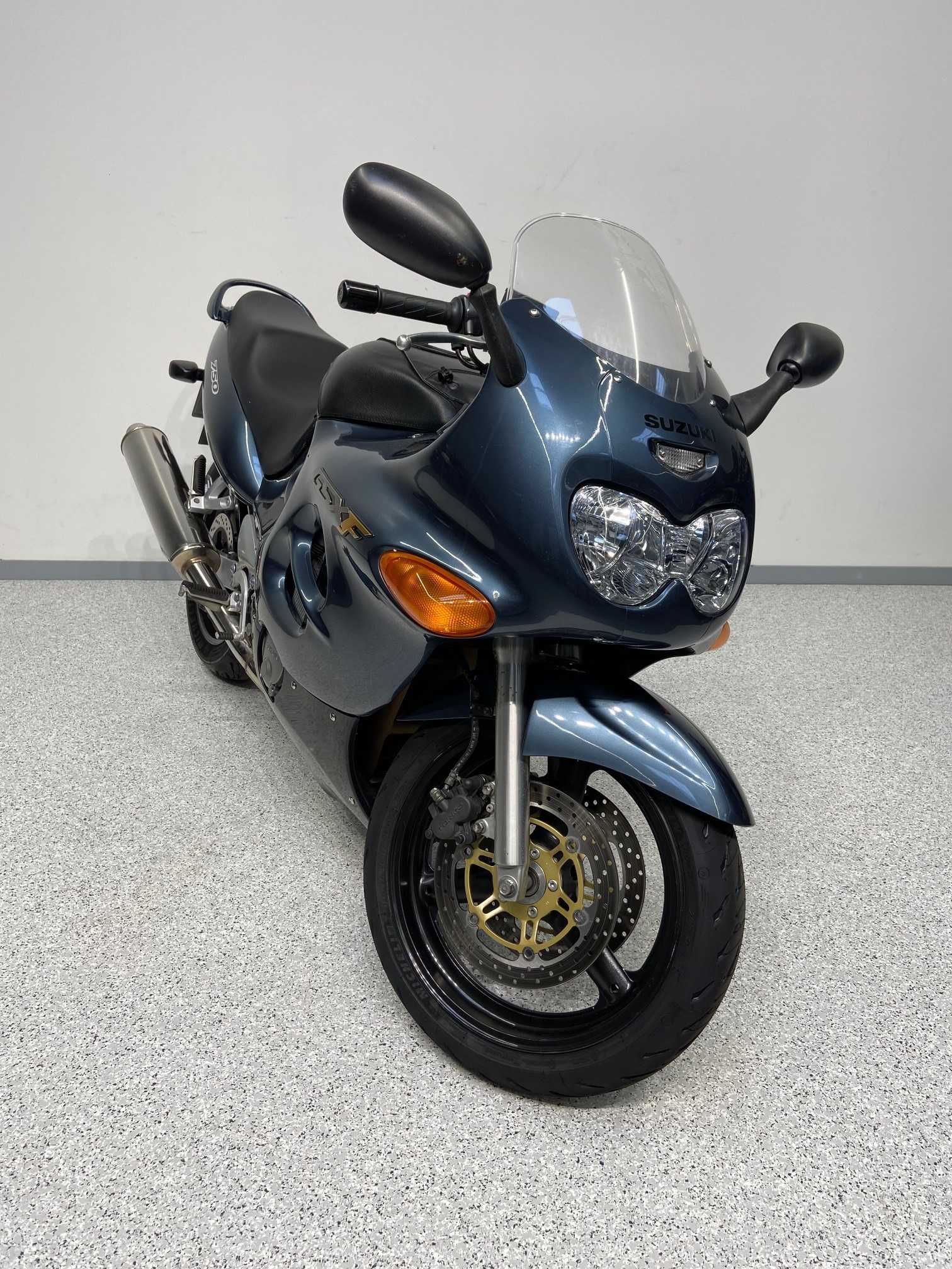 Suzuki GSX 750 F 2001 HD vue 3/4 droite