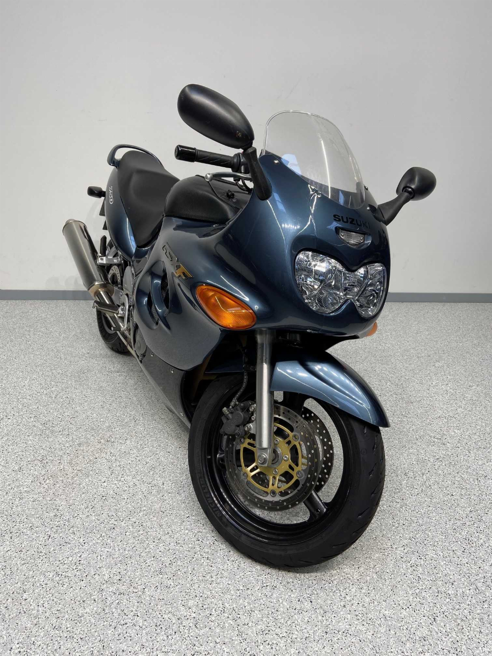 Suzuki GSX 750 F 2001 vue 3/4 droite