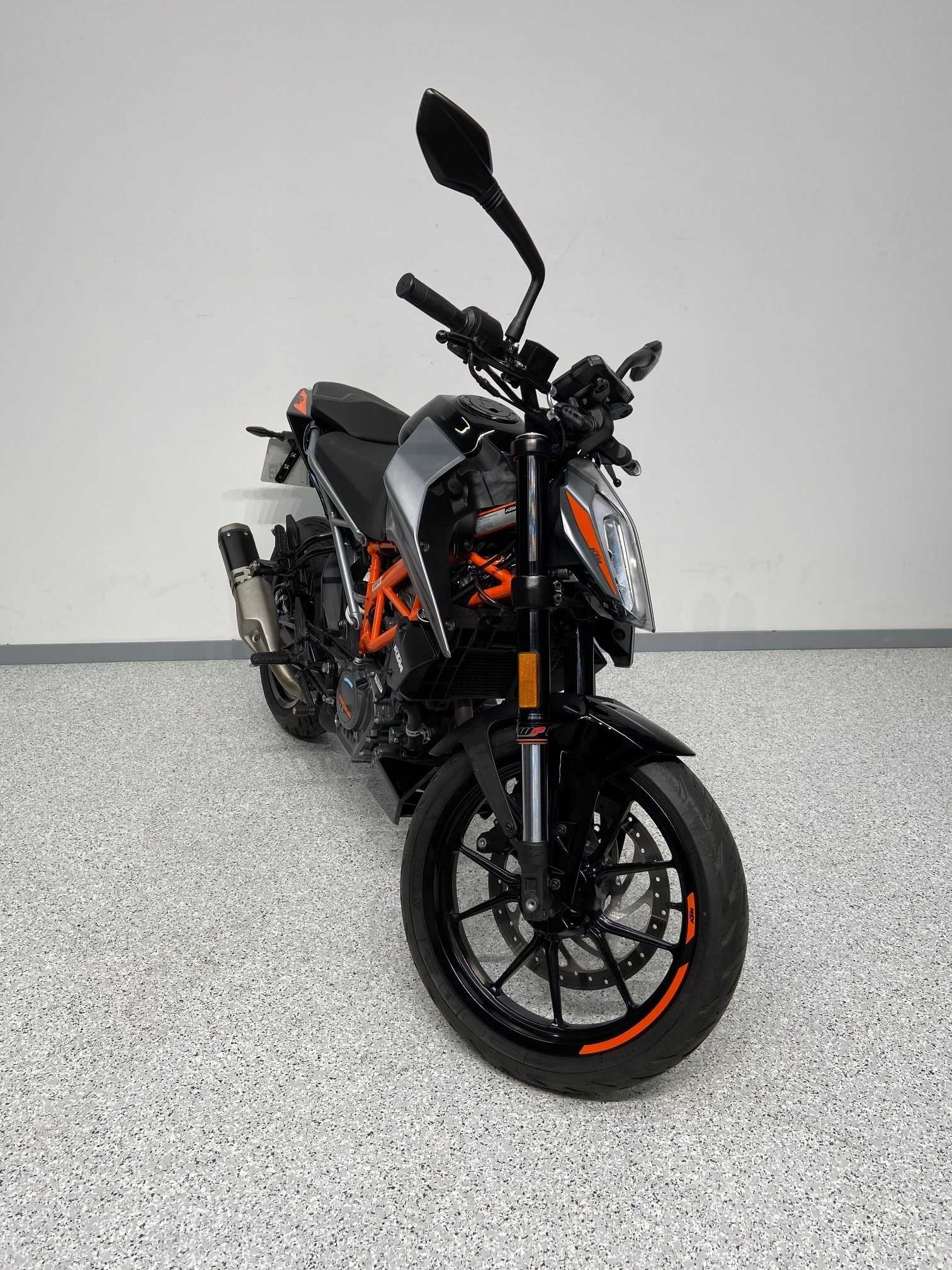 KTM 125 Duke 2021 HD vue 3/4 droite