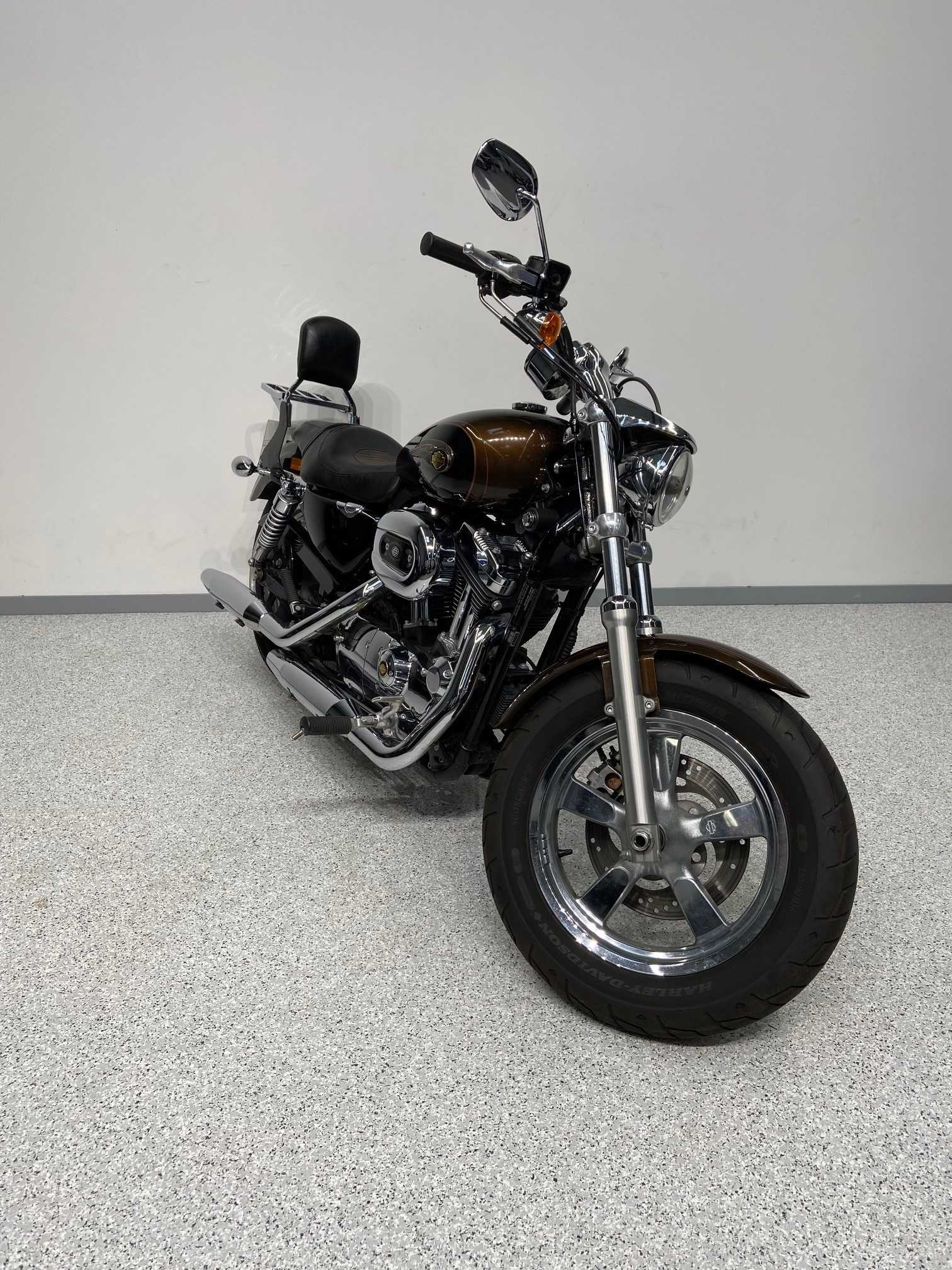 Harley-Davidson XL 1200 2013 HD vue 3/4 droite