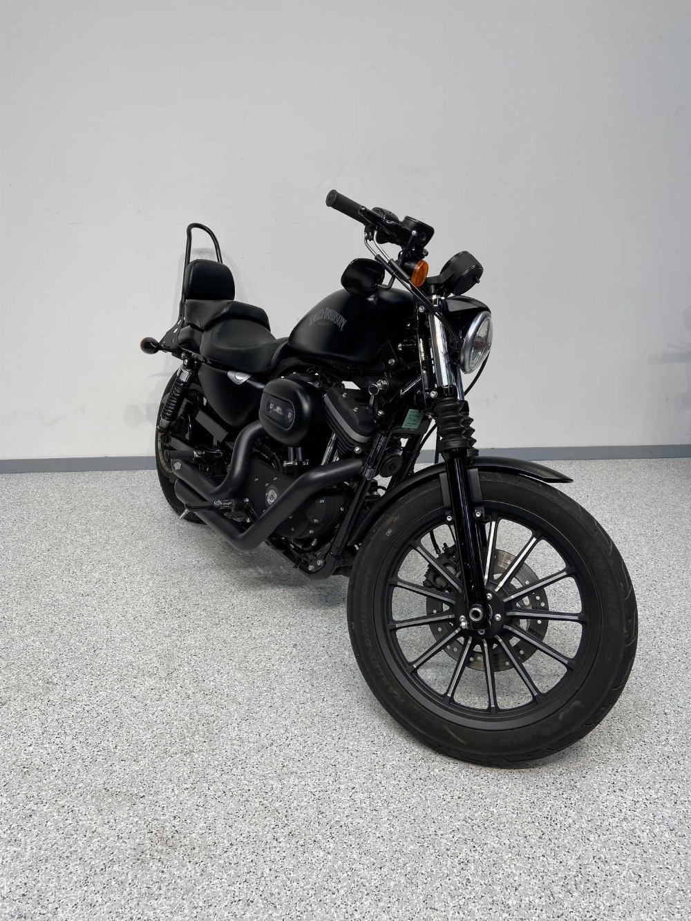 Harley-Davidson XL 2013 vue 3/4 droite