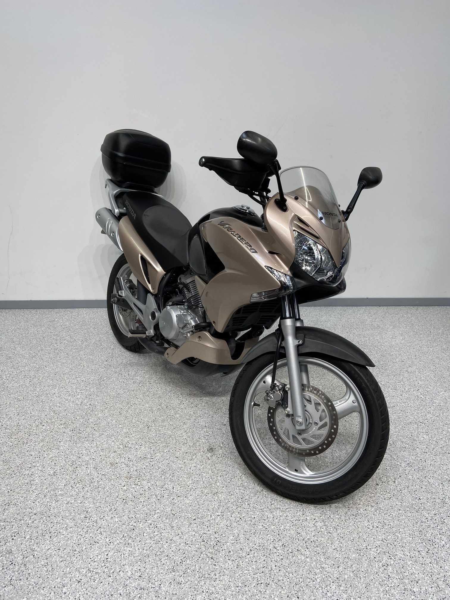 Honda XL 125 V Varadero 2007 HD vue 3/4 droite