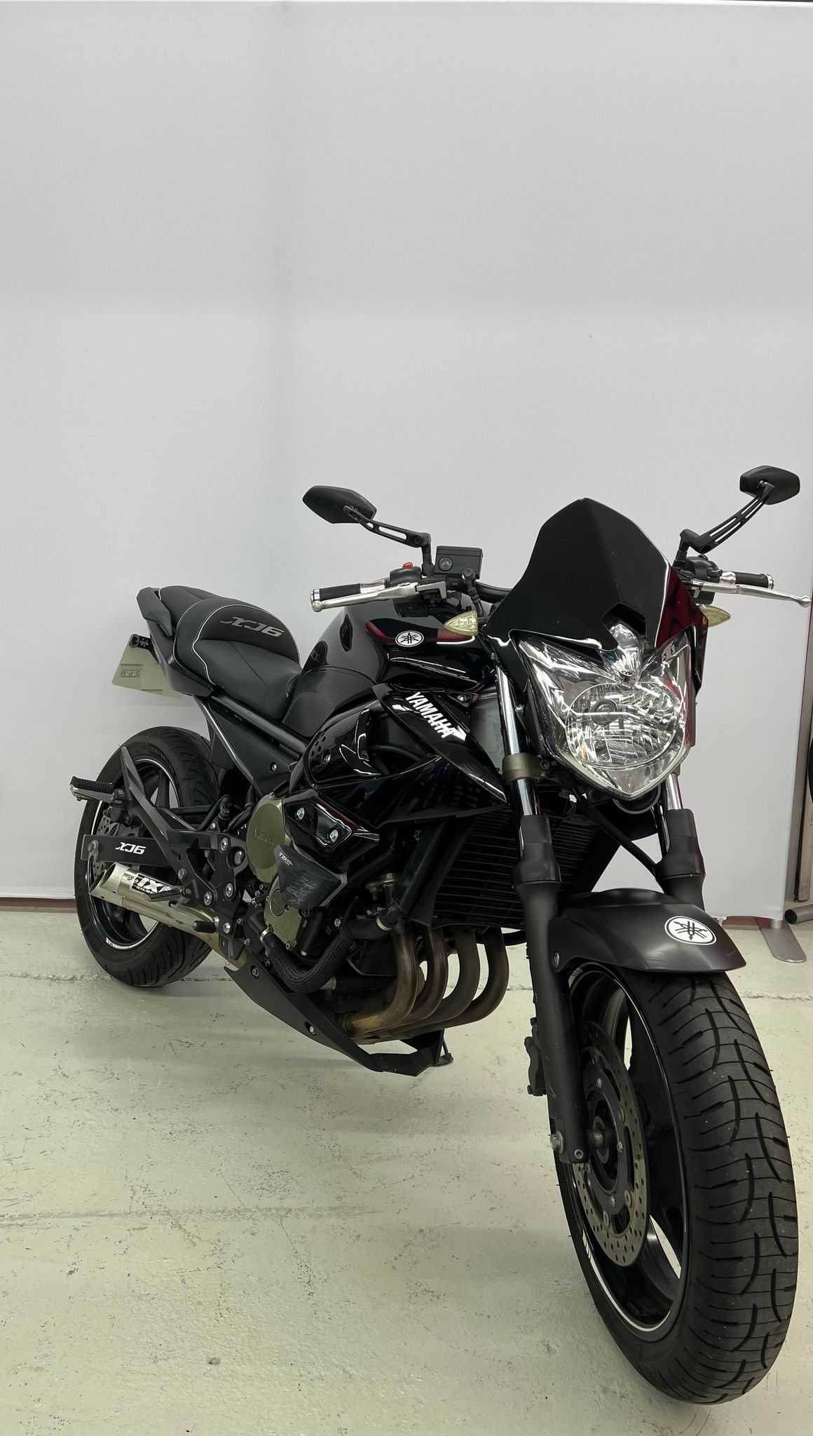 Yamaha XJ6 N 2010 HD vue 3/4 droite