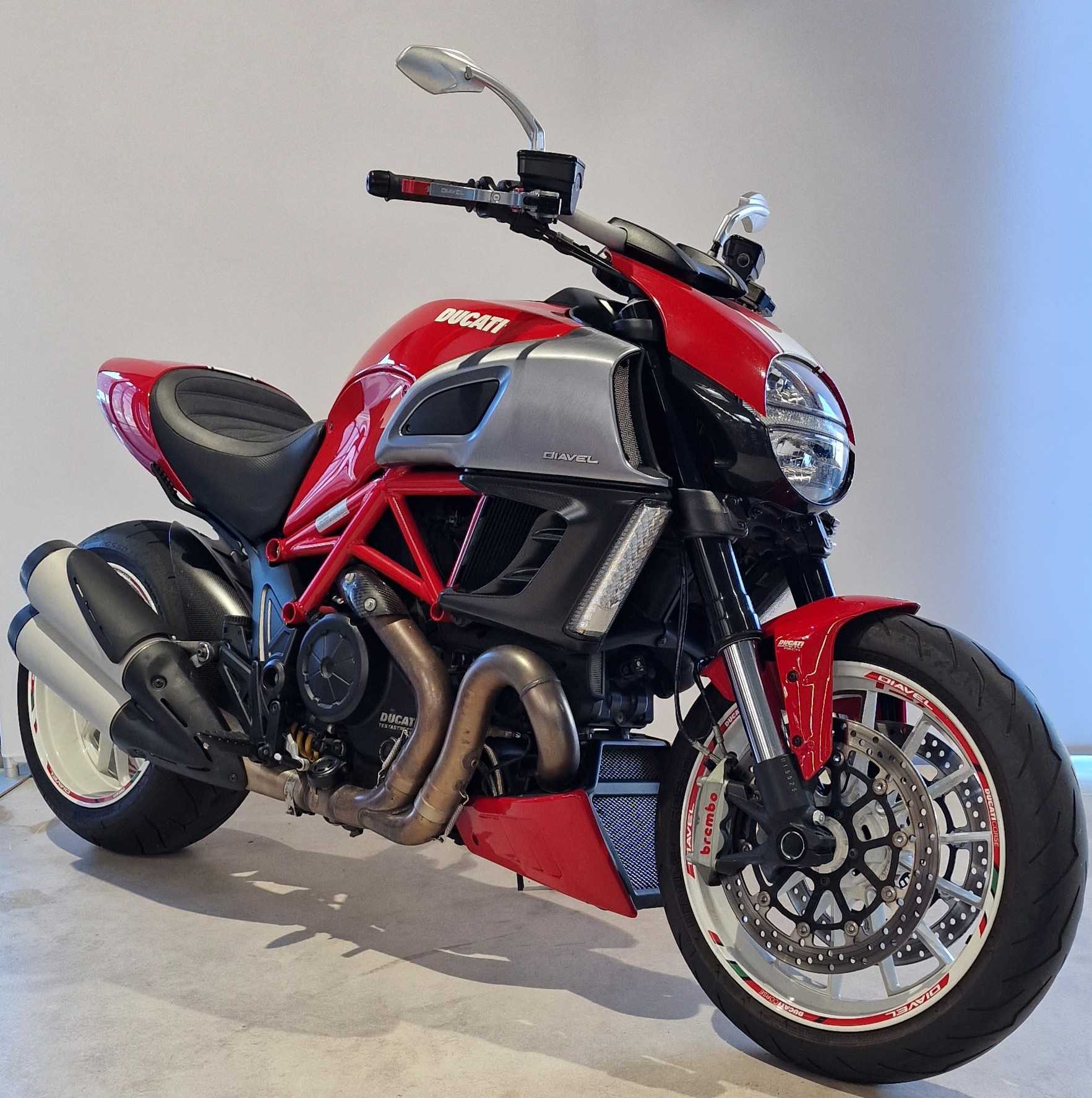 Ducati Diavel 1200 2013 HD vue 3/4 droite
