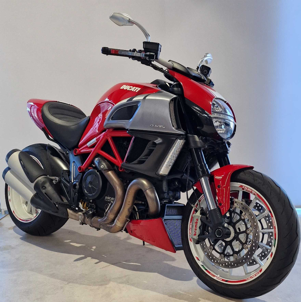 Ducati Diavel 1200 2013 vue 3/4 droite