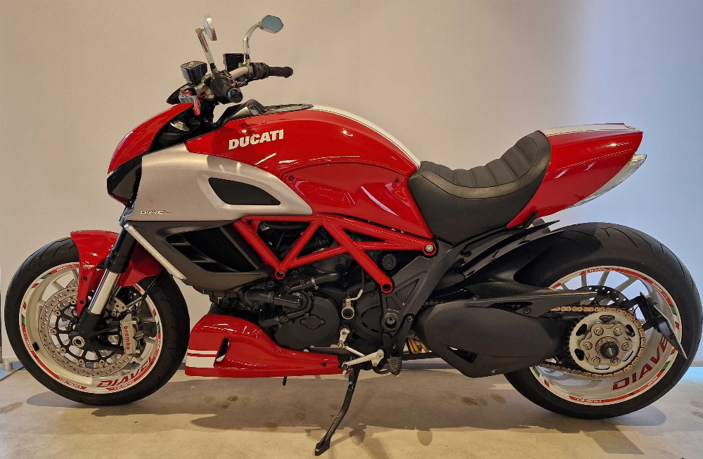 Ducati Diavel 1200 2013 vue gauche