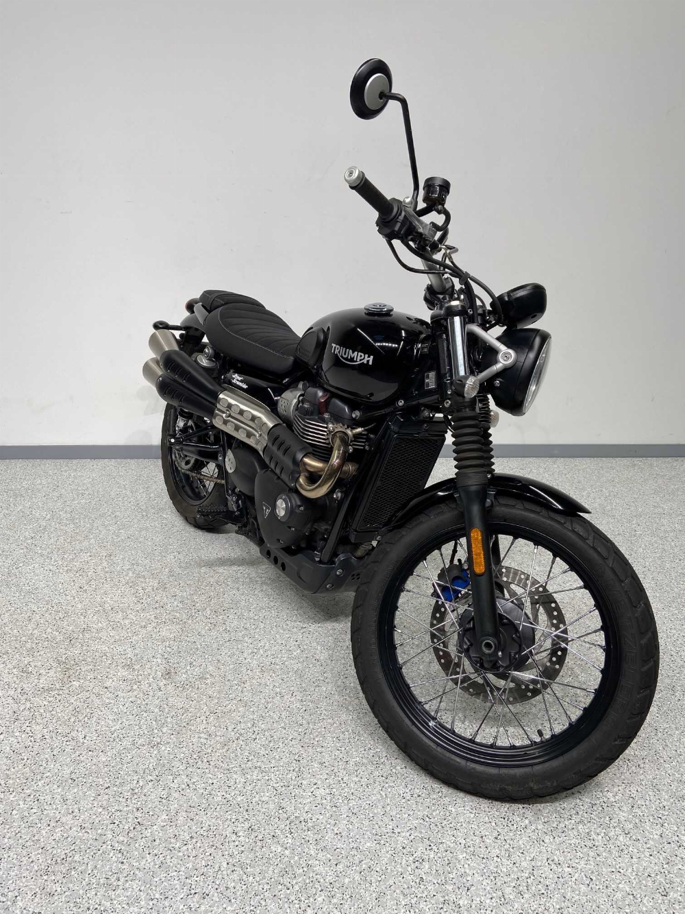 Triumph 900 Street Scrambler 2017 vue 3/4 droite