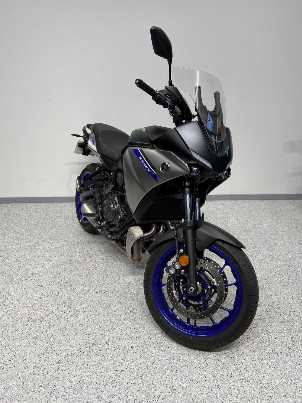 Yamaha MT-07 Tracer (MTT690) 2022 vue 3/4 droite