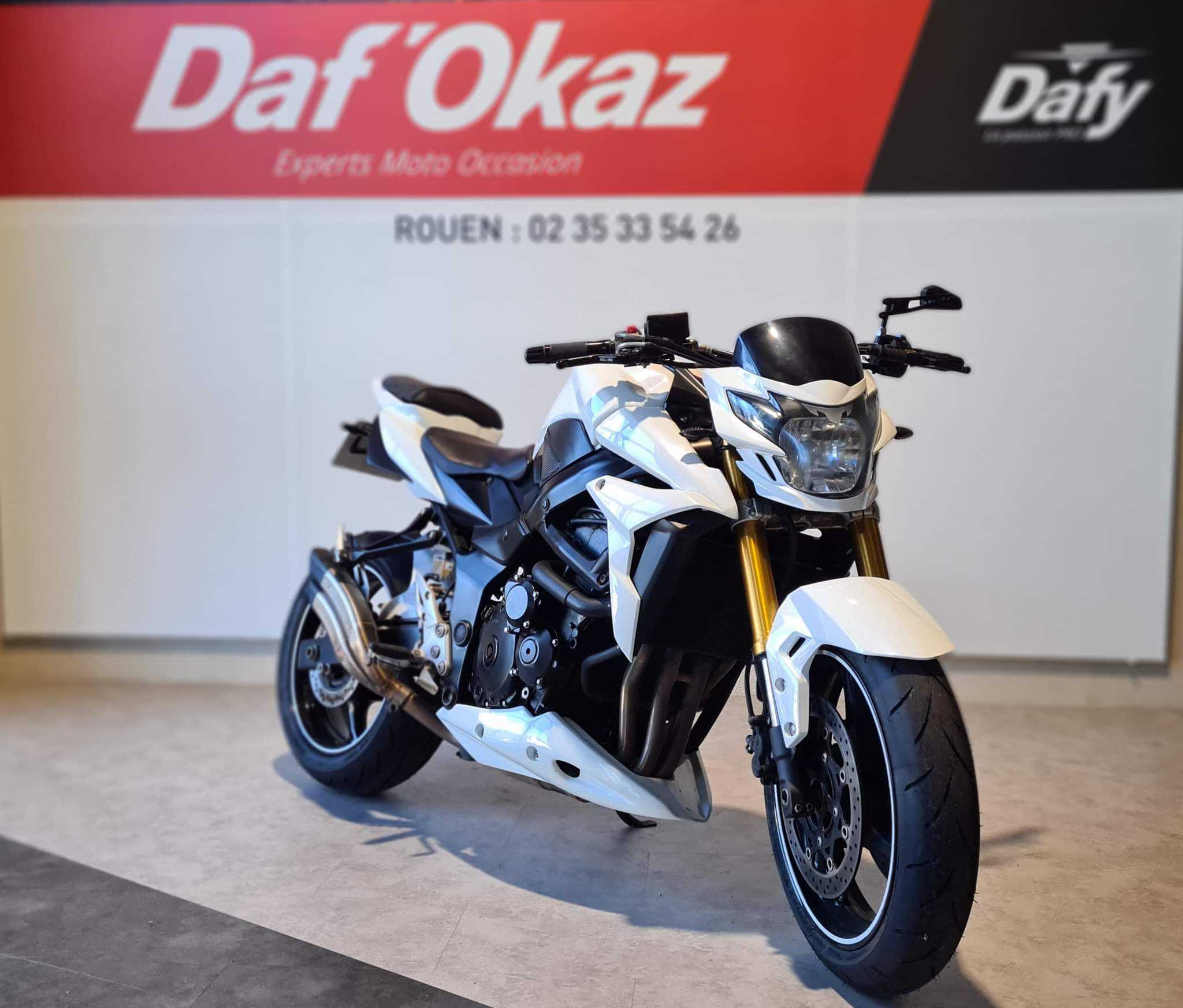 Suzuki GSR 750 2013 HD vue 3/4 droite