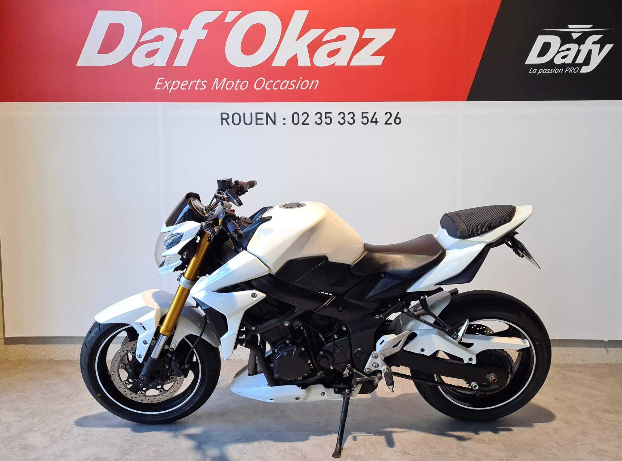 Suzuki GSR 750 2013 HD vue gauche