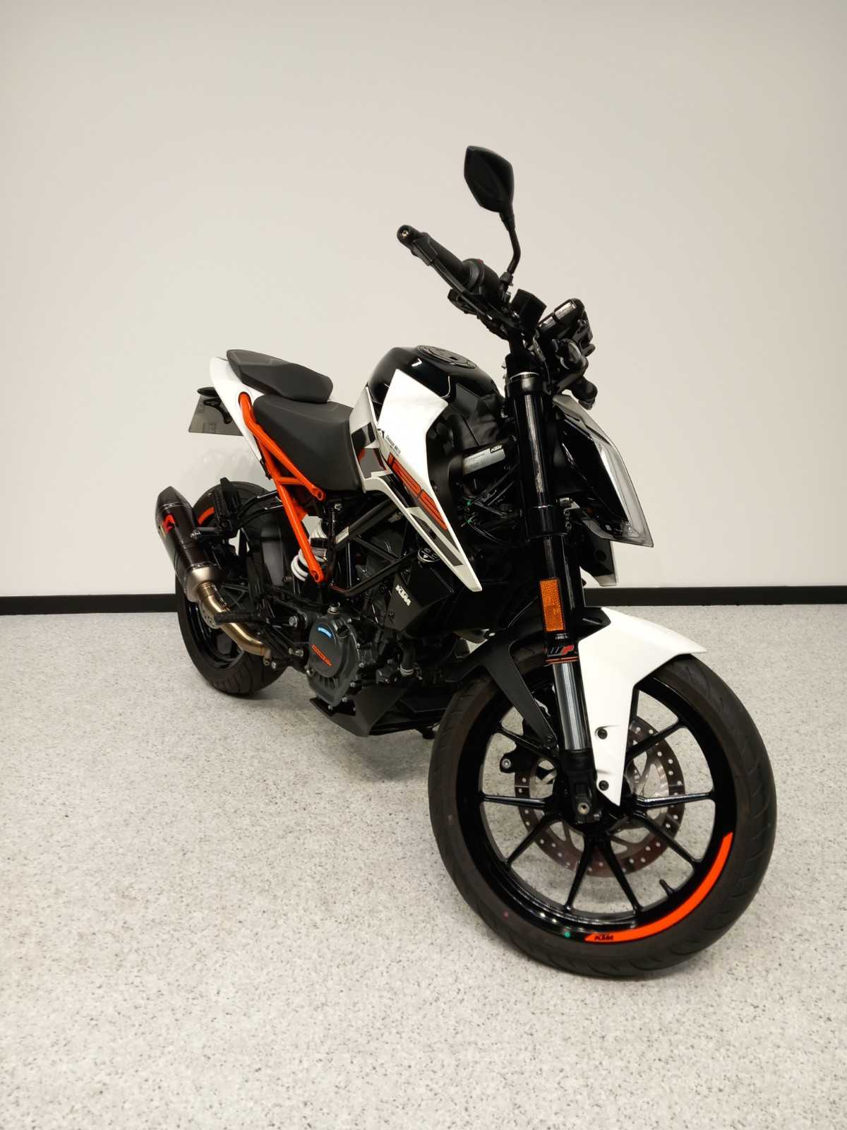 KTM 125 Duke 2019 HD vue 3/4 droite