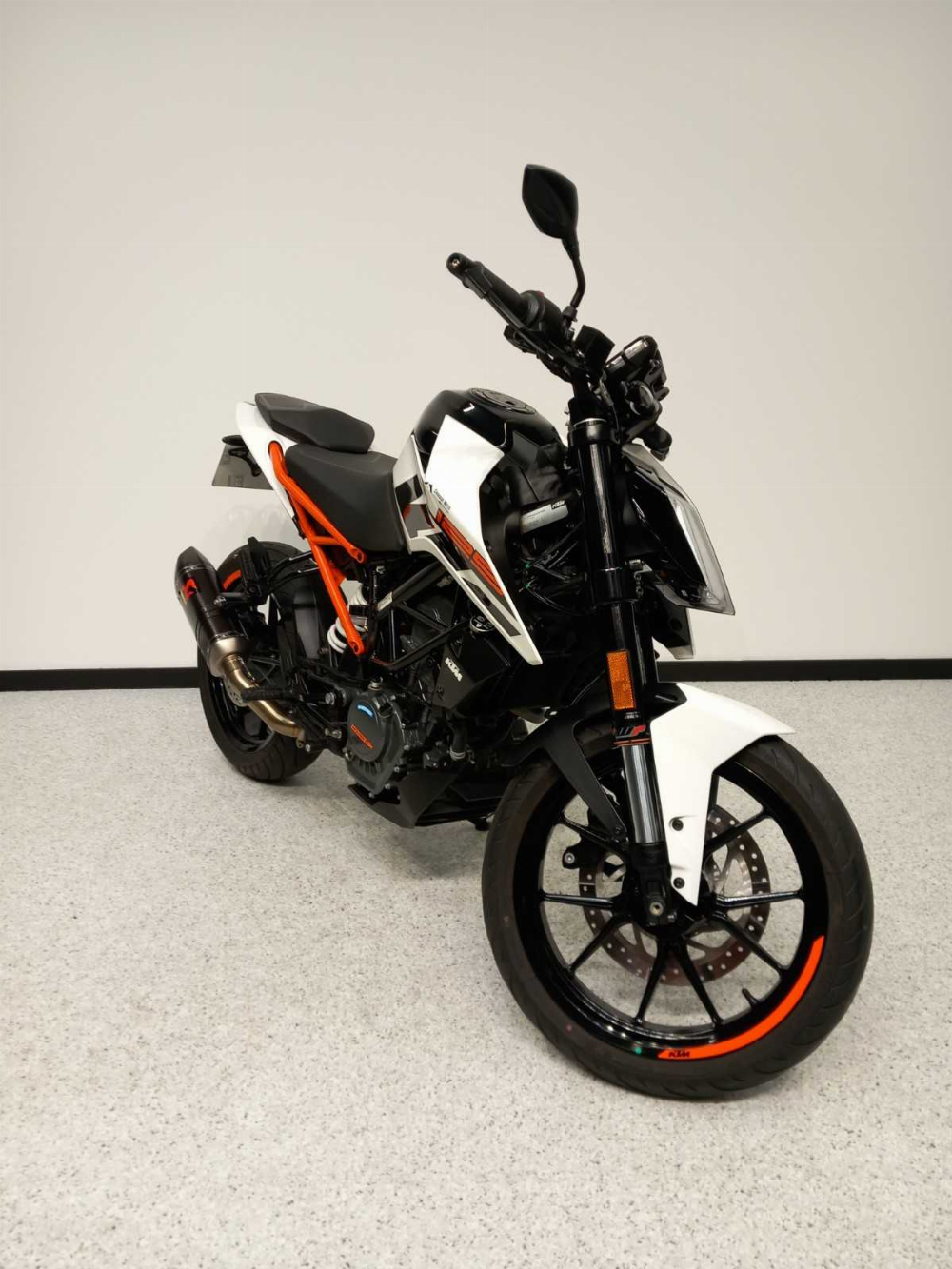 KTM 125 Duke 2019 vue 3/4 droite